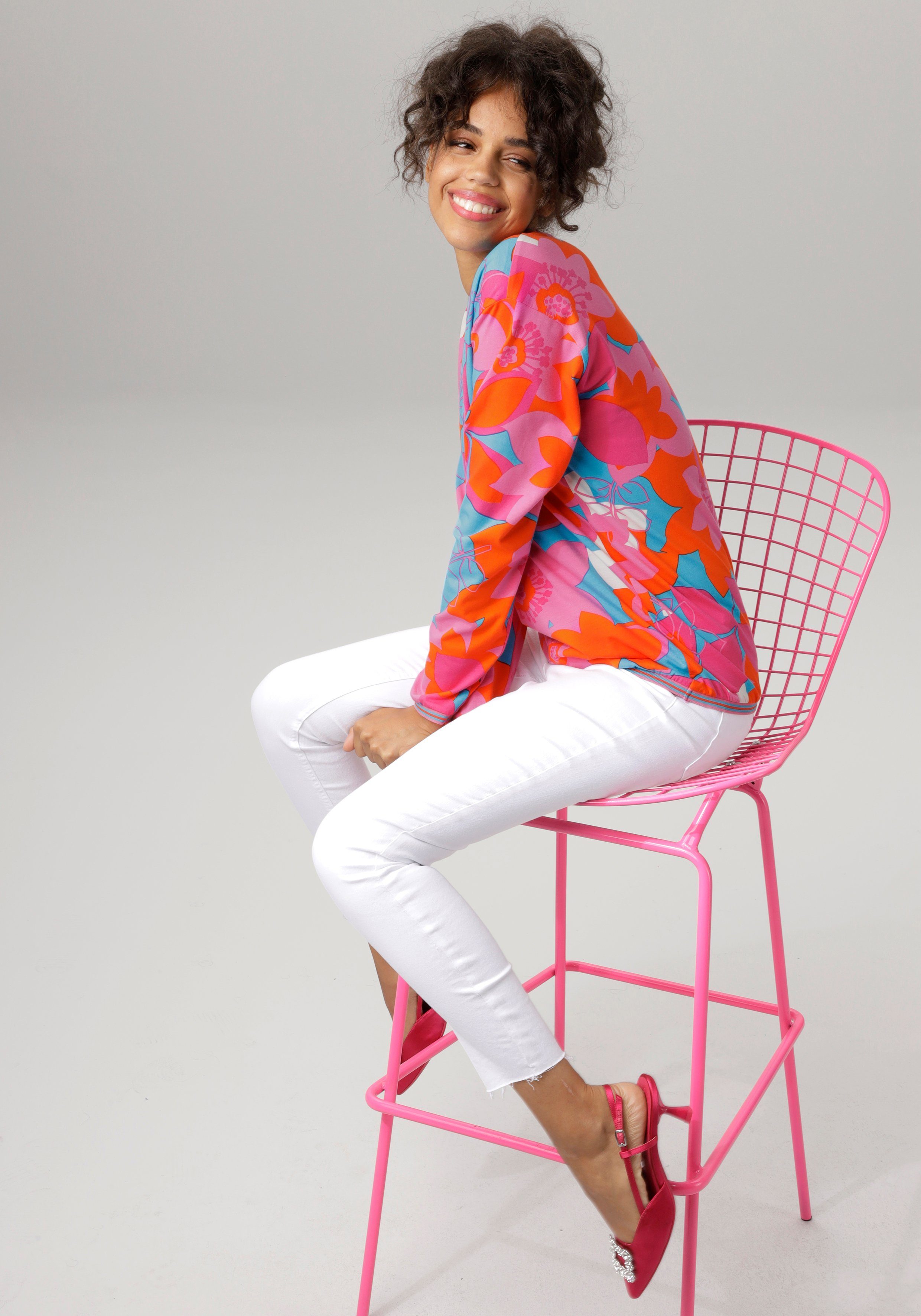 Aniston CASUAL Sweatshirt met een grote, kleurrijke bloemenprint