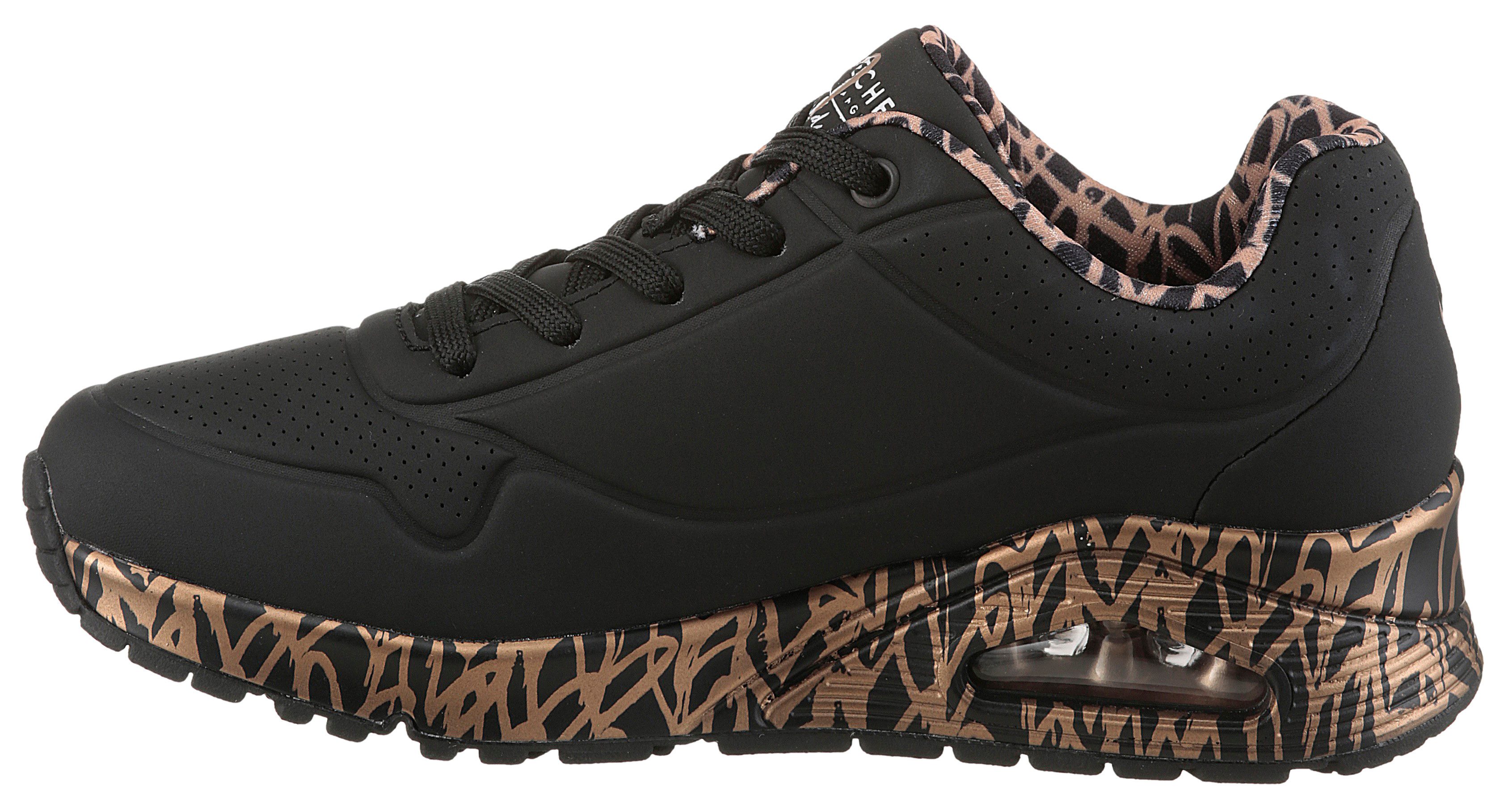 Skechers Sneakers met sleehak UNO-LOVING LOVE Vrijetijdsschoen, lage schoen, veterschoen met coole graffiti-print