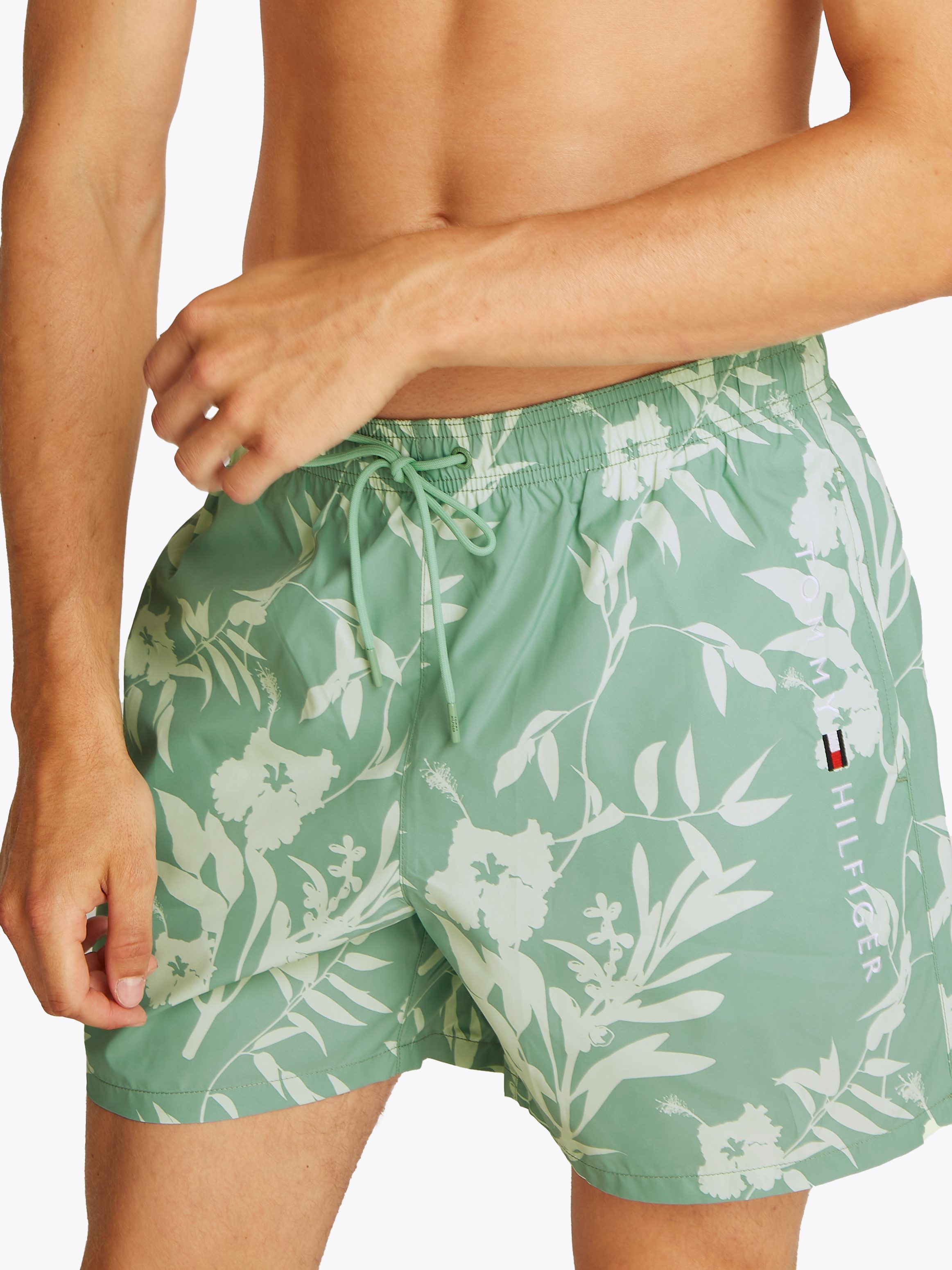 Tommy Hilfiger Swimwear Zwemshort MEDIUM DRAWSTRING PRINT met tropisch motief, met logo-borduursel