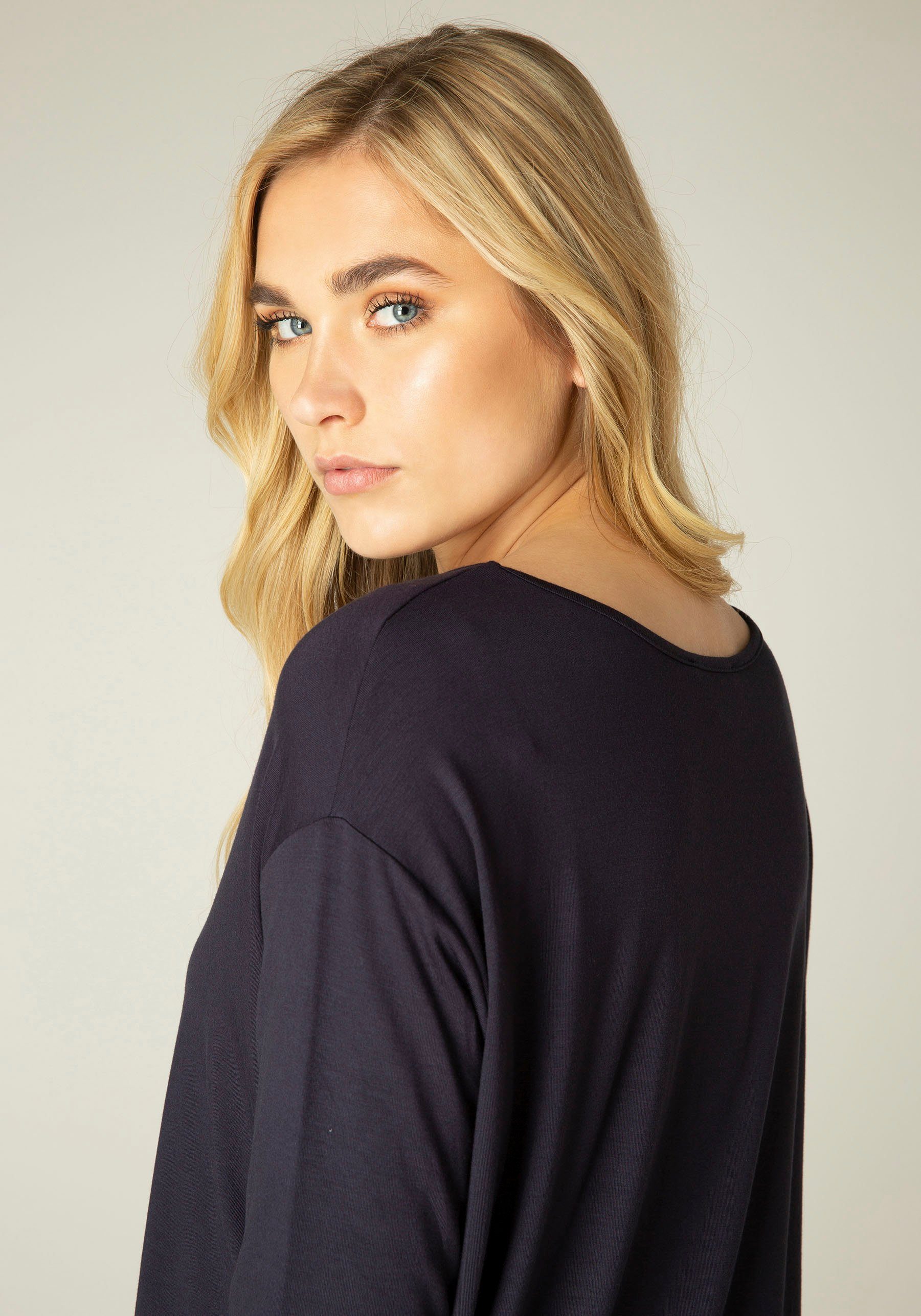 Base Level Shirt met lange mouwen Yolanda Wijd model met modellerende inzet bij de heupen
