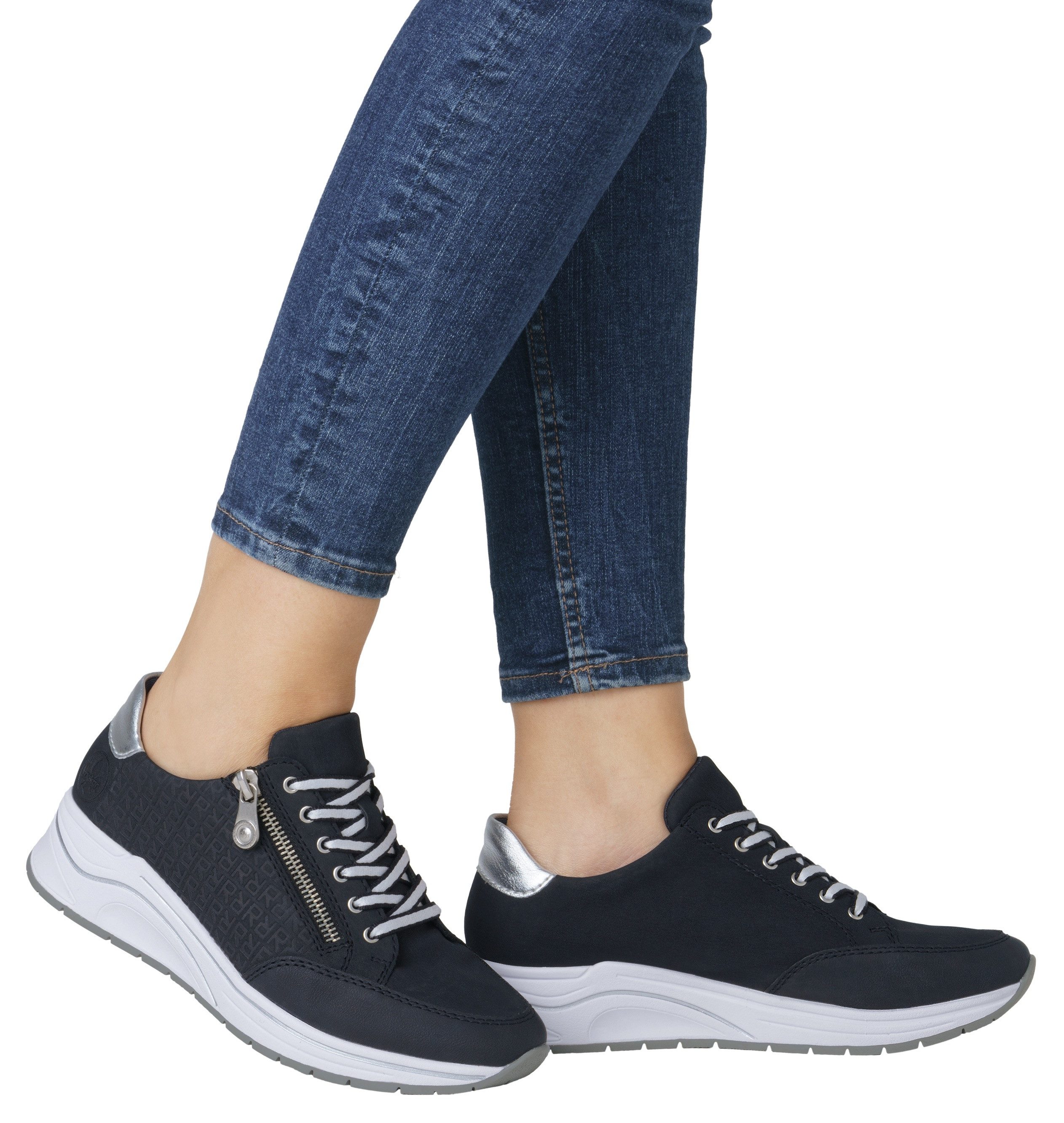 Rieker Sneakers met sleehak , lage schoen, veterschoen, vrijetijdsschoen bedrukt met letters