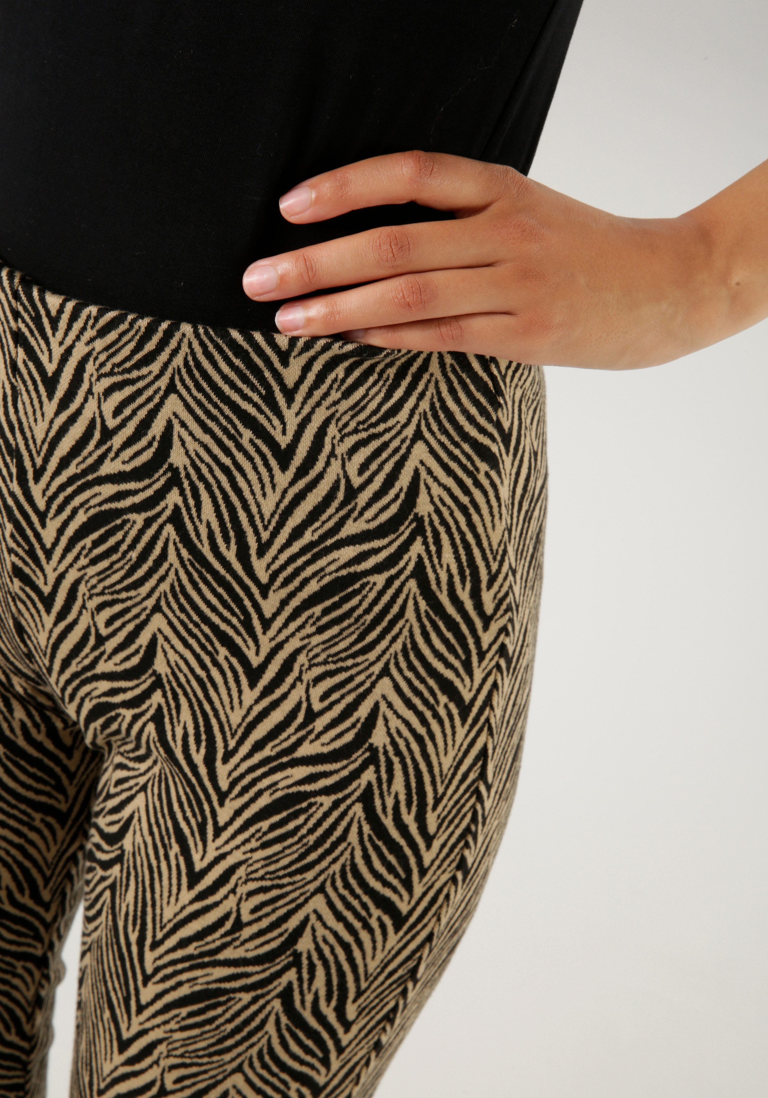 Aniston CASUAL Legging in zebra-look of ruitpatroon - beide zijn chic