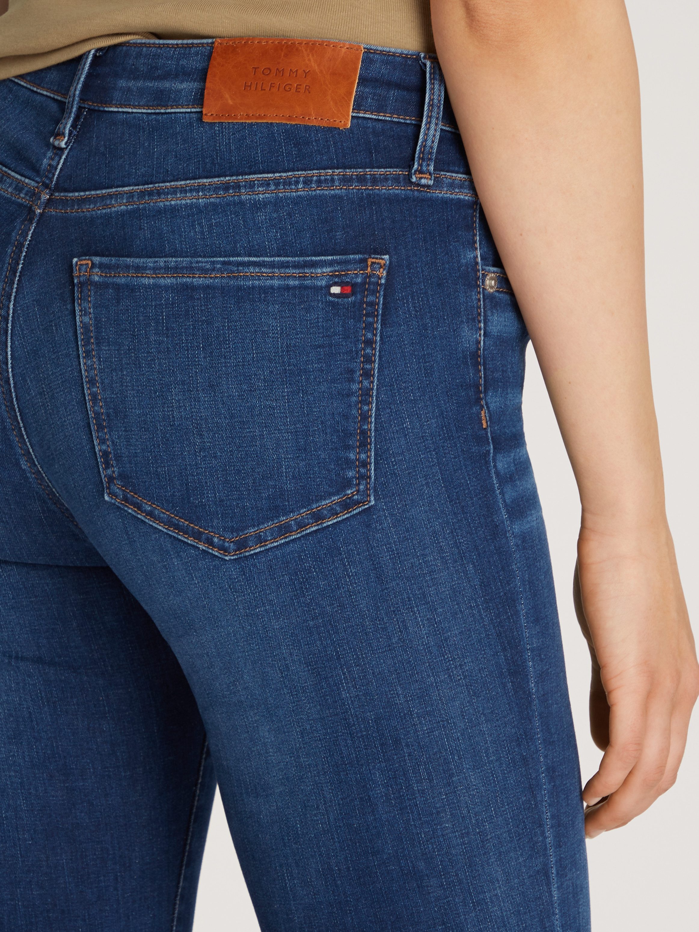 Tommy Hilfiger Skinny fit jeans COMO Skinny Regular Waist met logo-badge, in enkel-lengte