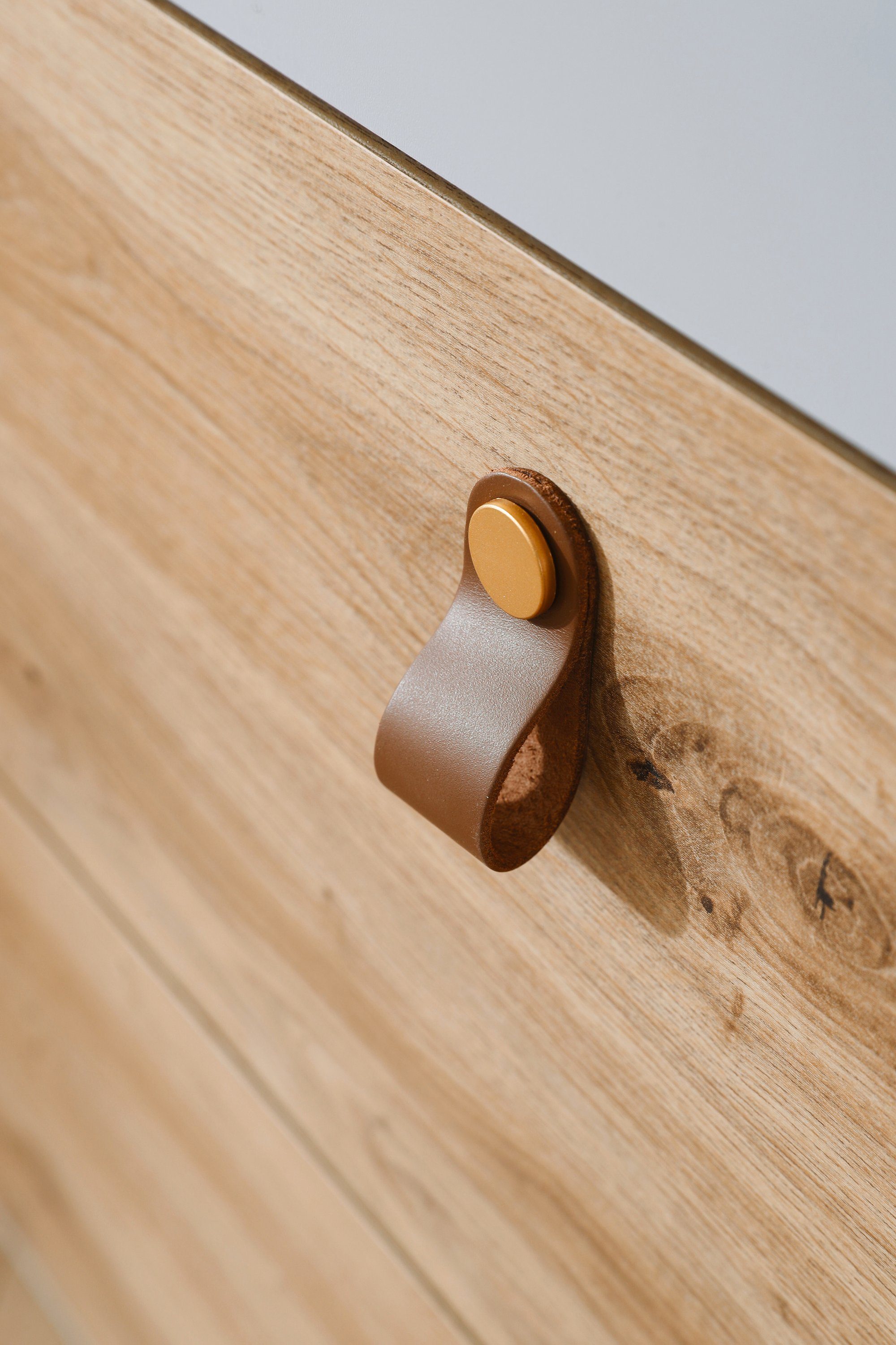rauch Hoge kast Homey by Aditio met greeplussen van leer, 2 laden met soft-closefunctie