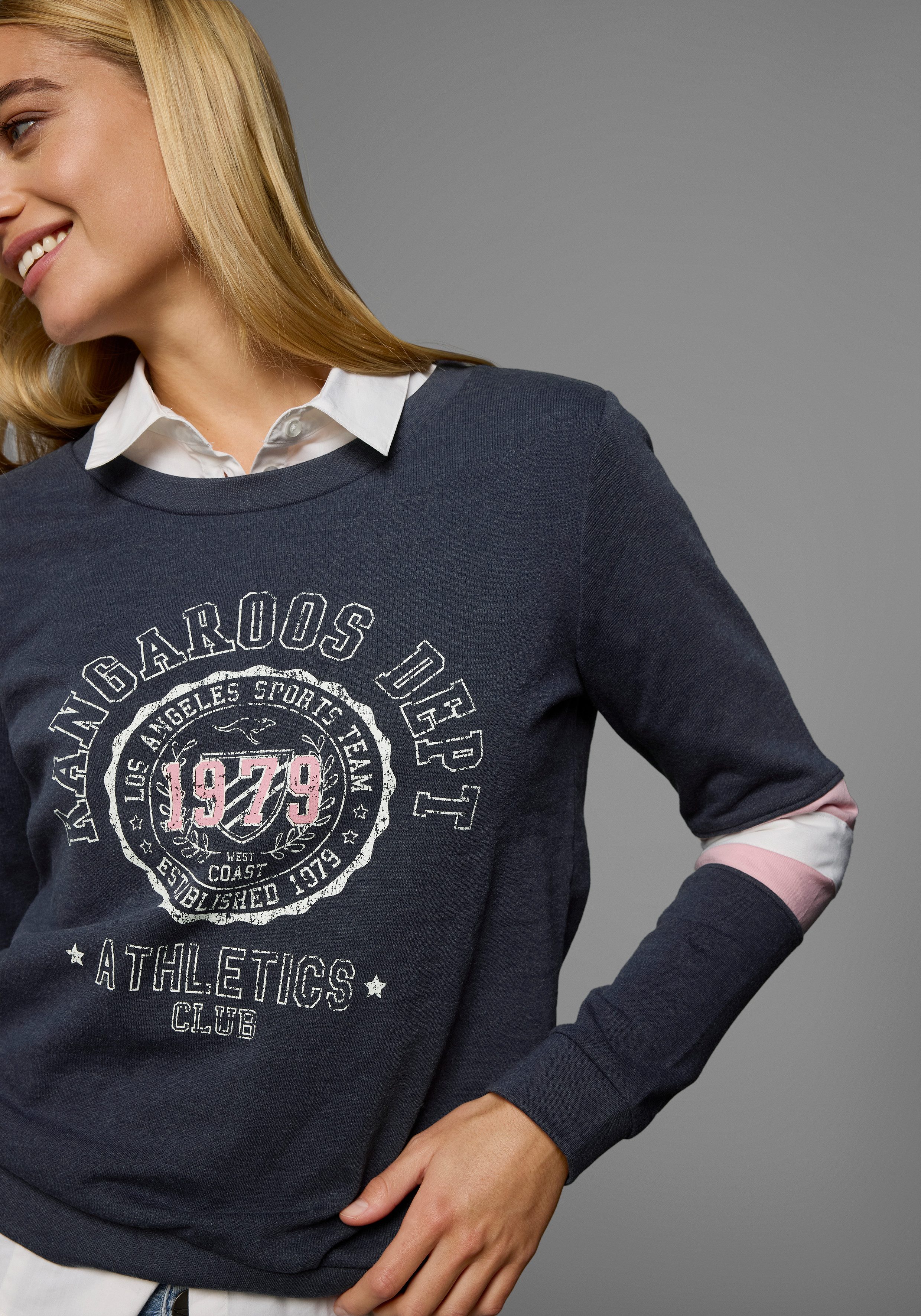 KangaROOS Sweatshirt Lange mouwen, figuurvriendelijke pasvorm, bedrukt uiterlijk