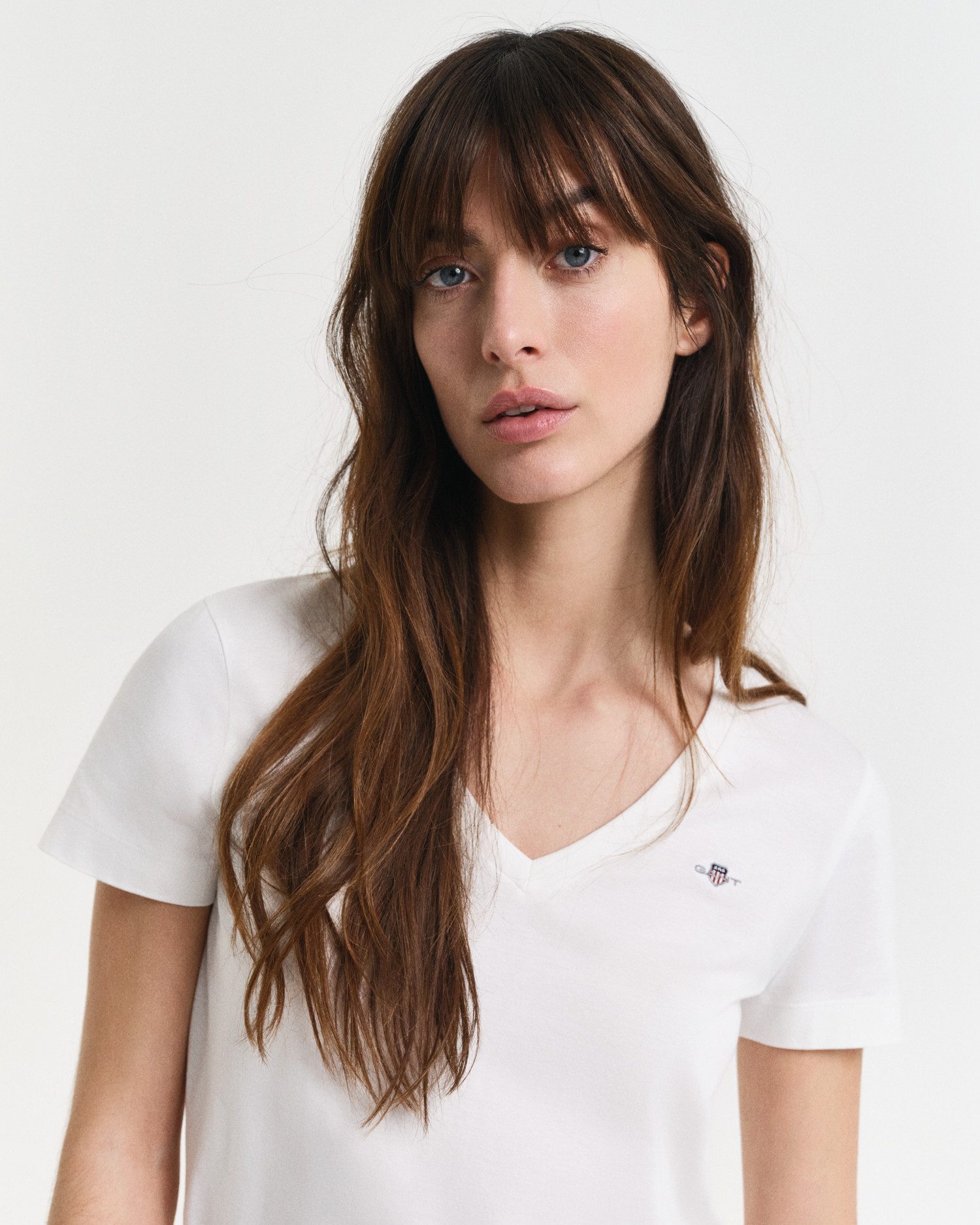 Gant T-shirt REG SHIELD KA V-NECK T-SHIRT met een klein geborduurd logo op de borst
