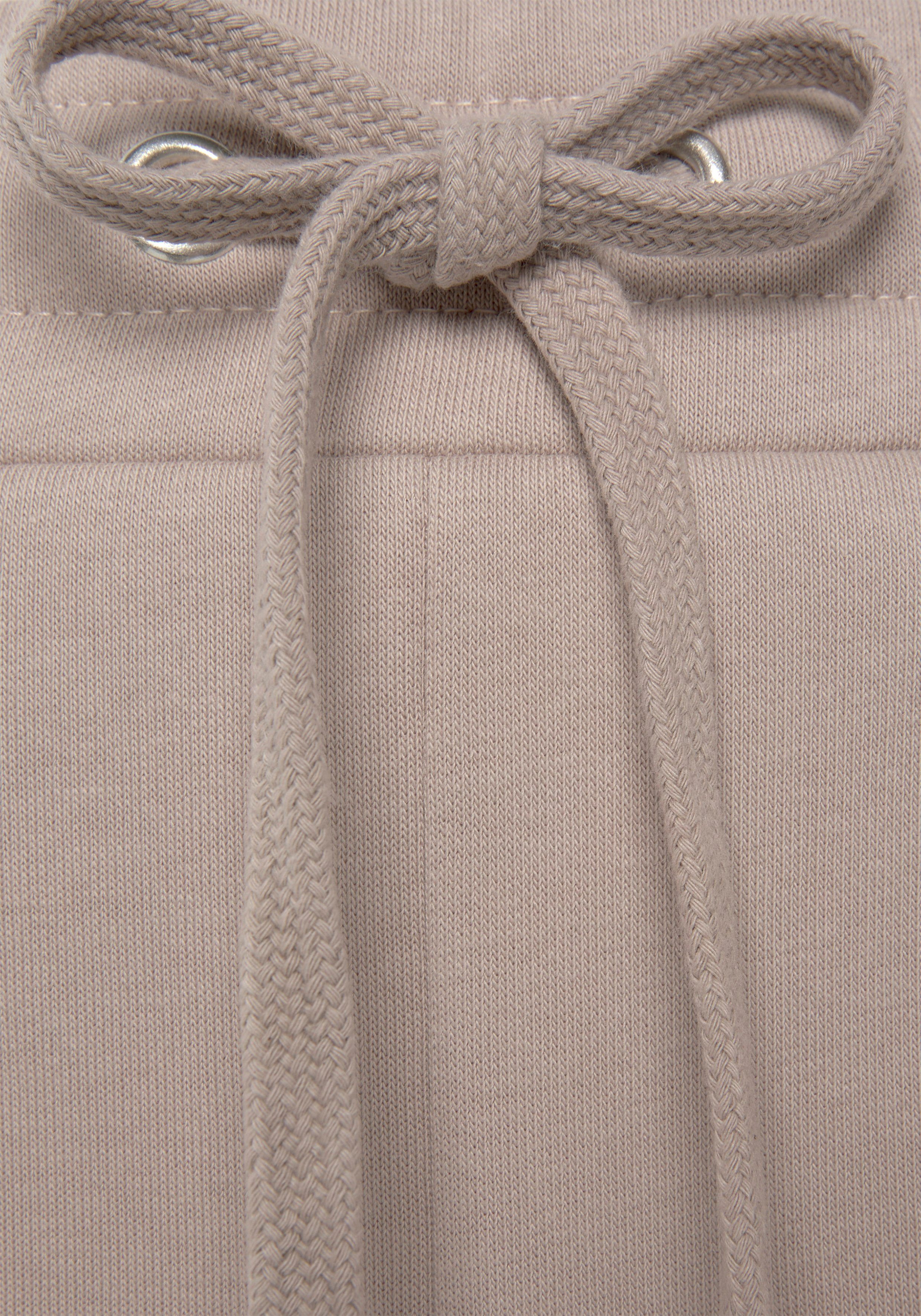 Lascana Relaxshorts - Sweatshorts - Korte broek met zijzakken en logostiksel, loungewear
