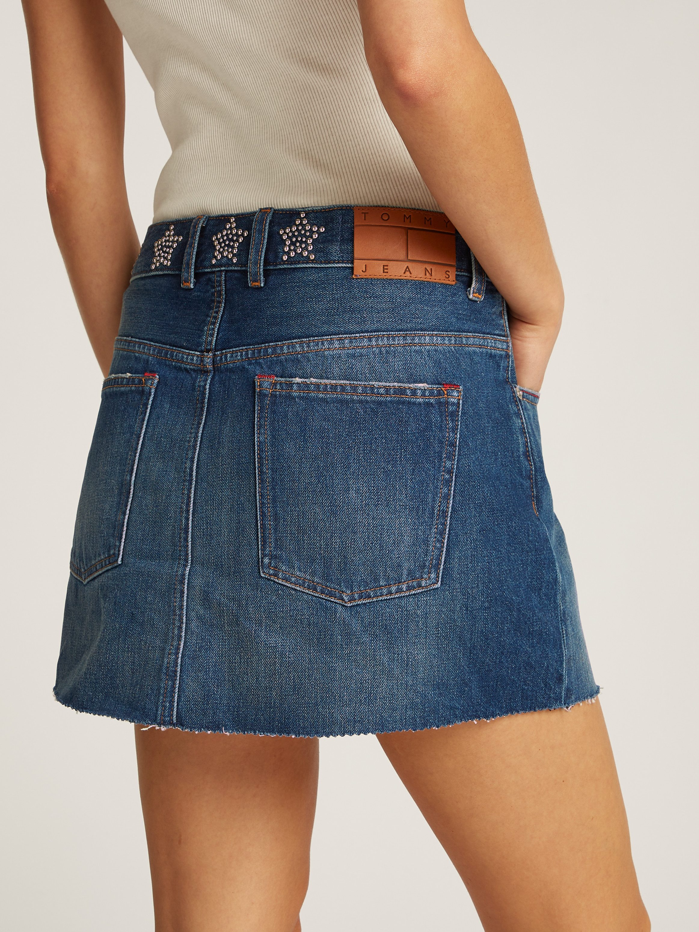 TOMMY JEANS rok STUDDED DENIM MINI SKIRT AI9057