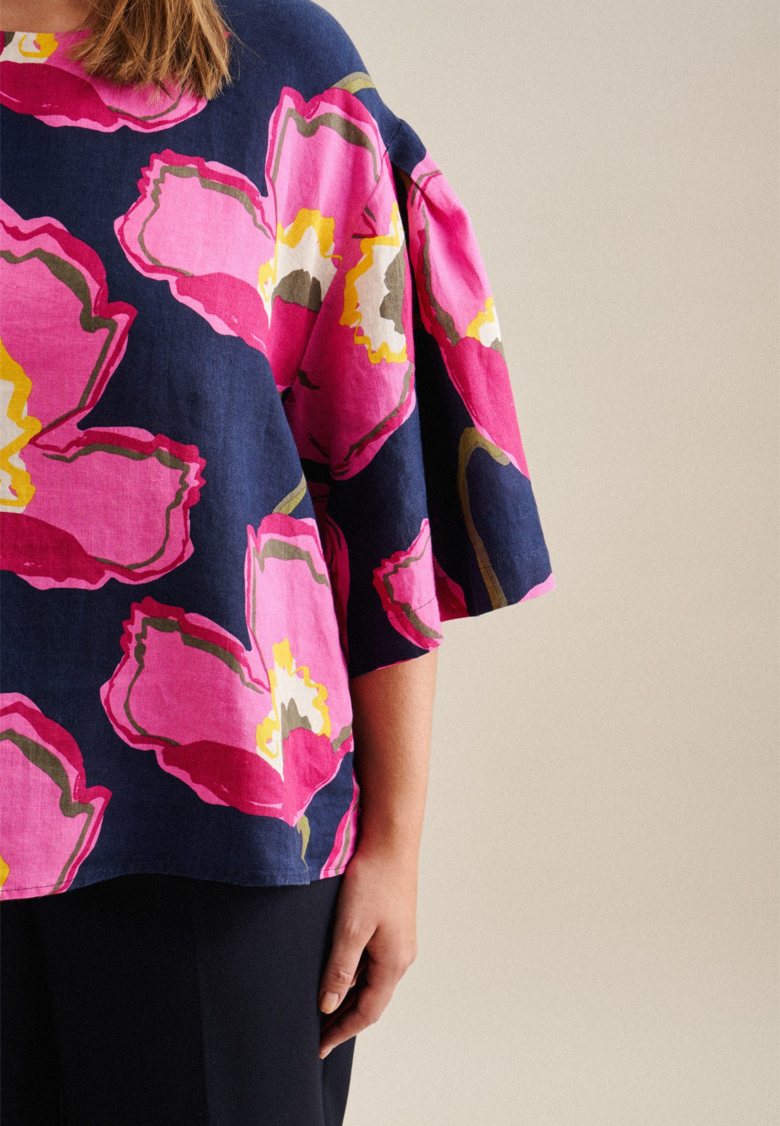 seidensticker Shirtblouse Zwarte roos Korte mouwen ronde hals in bloemmotief