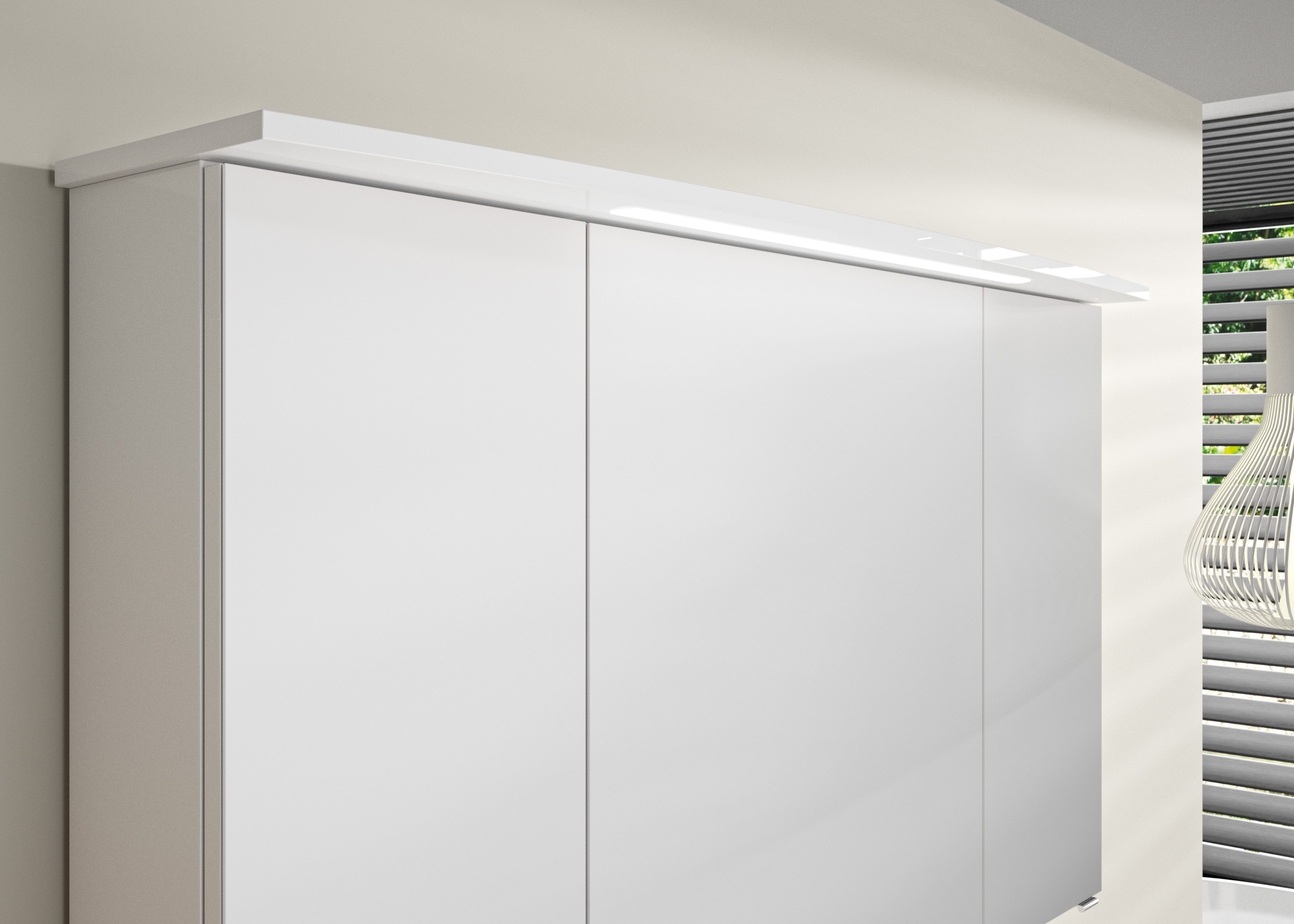 Saphir Badkamerspiegelkast Serie 4010 badkamer spiegelkast incl. LED-verlichting in krans Badkast 142 cm breed, 3 deuren, 6 glazen legplanken, incl. deurdemper