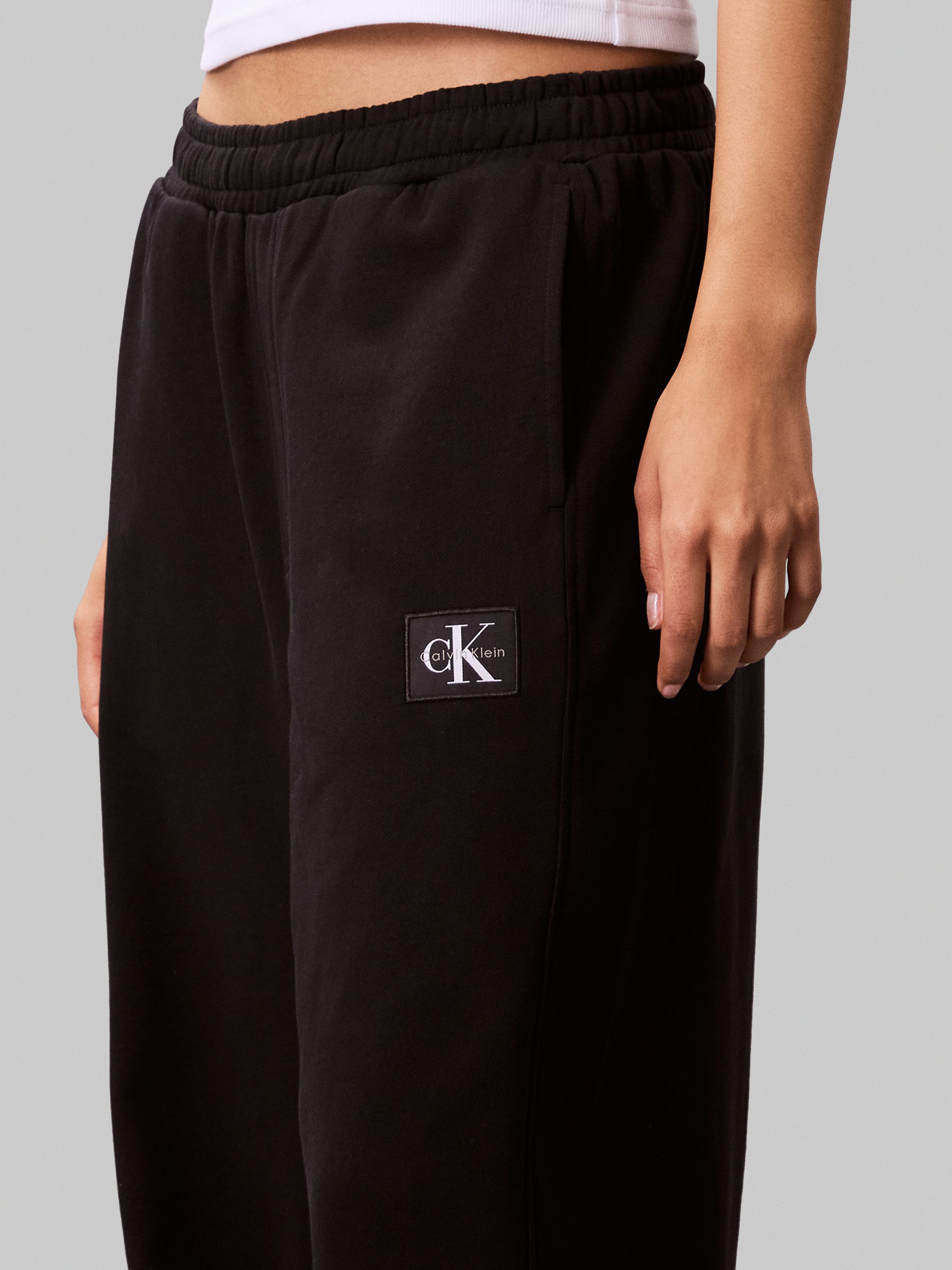 Calvin Klein Sweatbroek A- FRENCH TERRY BADGE LOGO PANT
