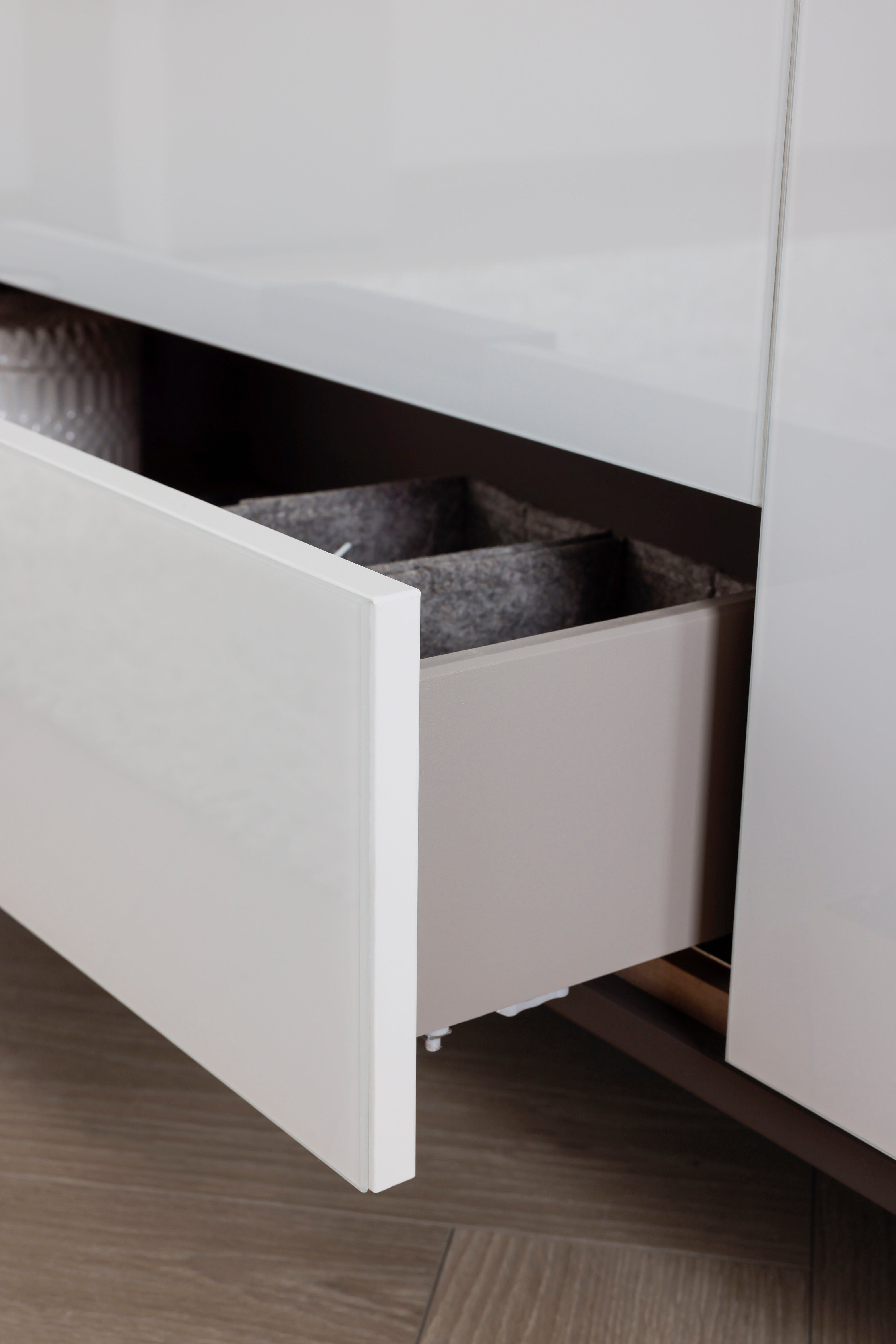 rauch Kast met laden en deuren Flipp kast sideboard waskast 3-deurs, 5 laden met soft-close functie en glazen front