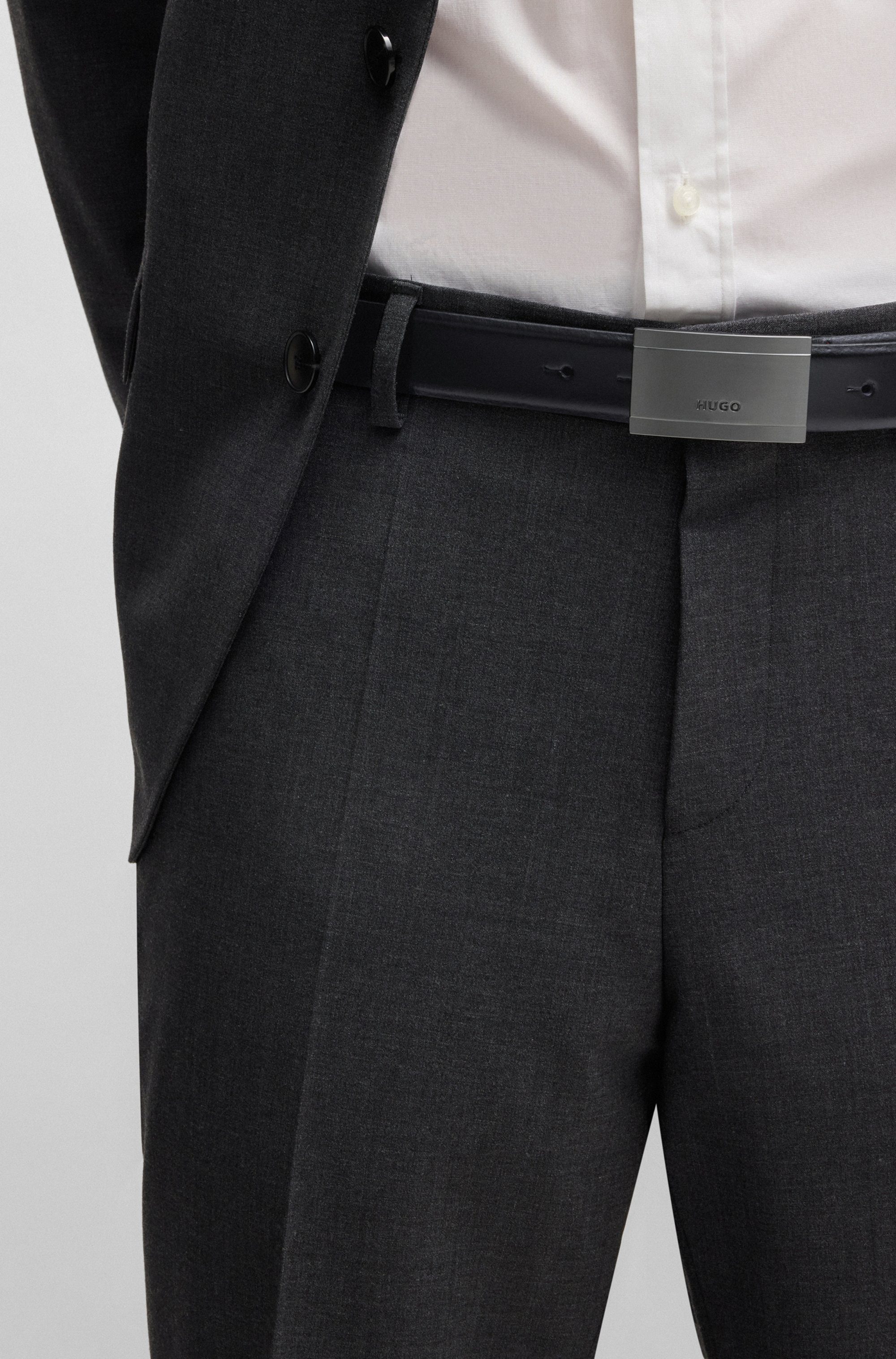 HUGO Koppelriem met logo-sluiting en rode contrastnaad