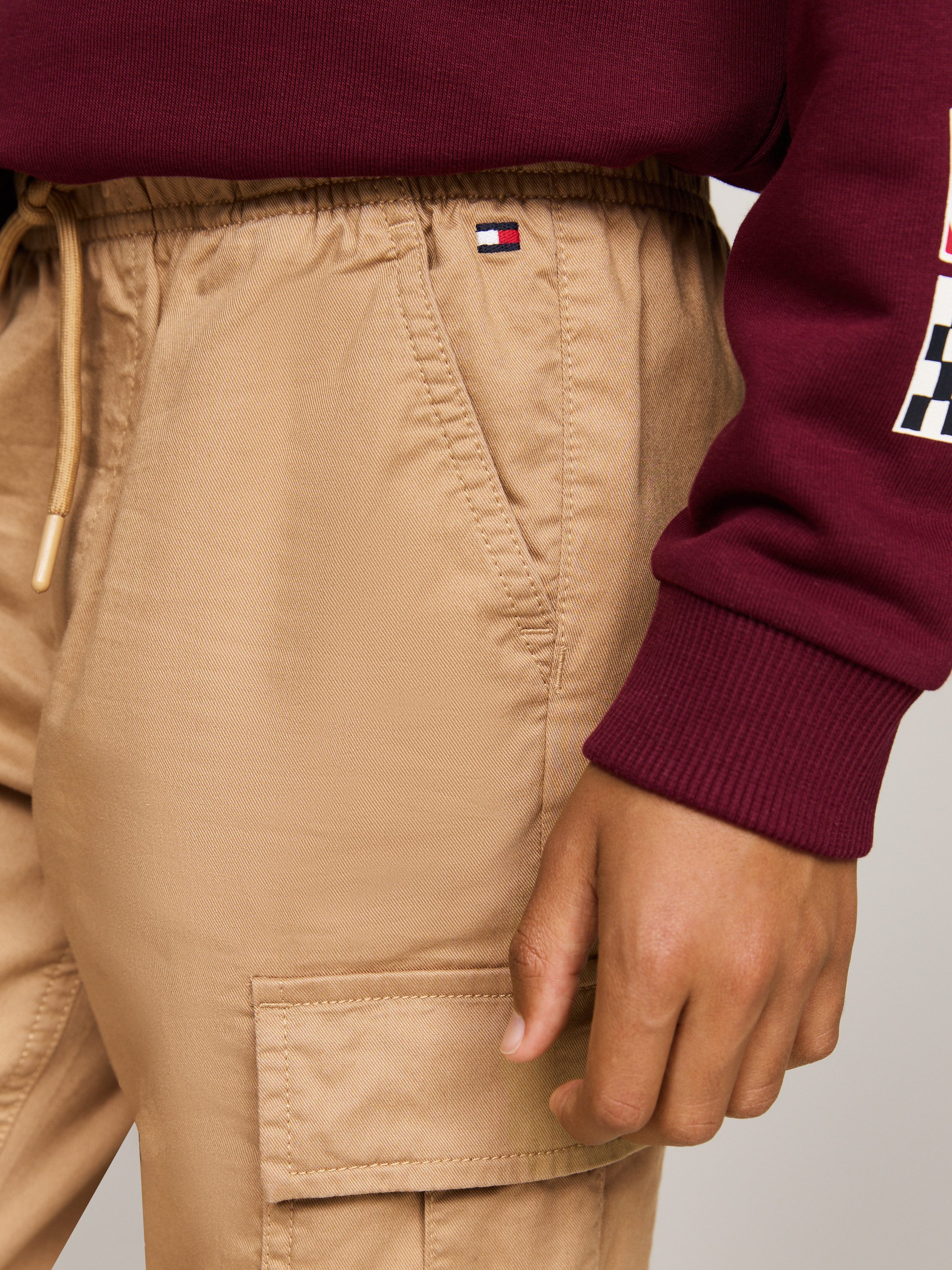 Tommy Hilfiger Cargobroek CARGO PULL ON COTTON PANTS met logo-badge in cargo-stijl