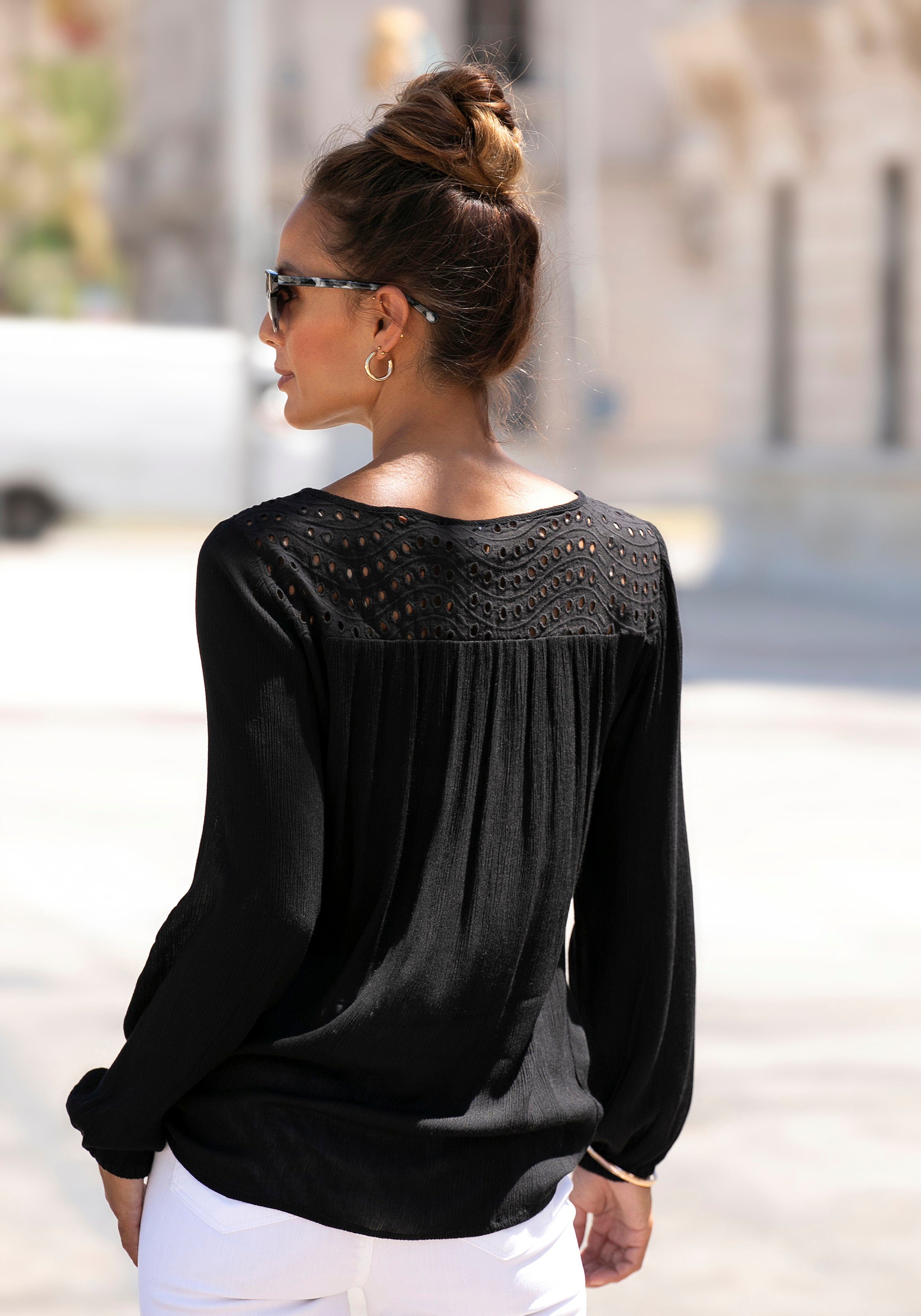 Lascana Crêpe-blouse met geborduurde oogjes, damesblouse, losse pasvorm