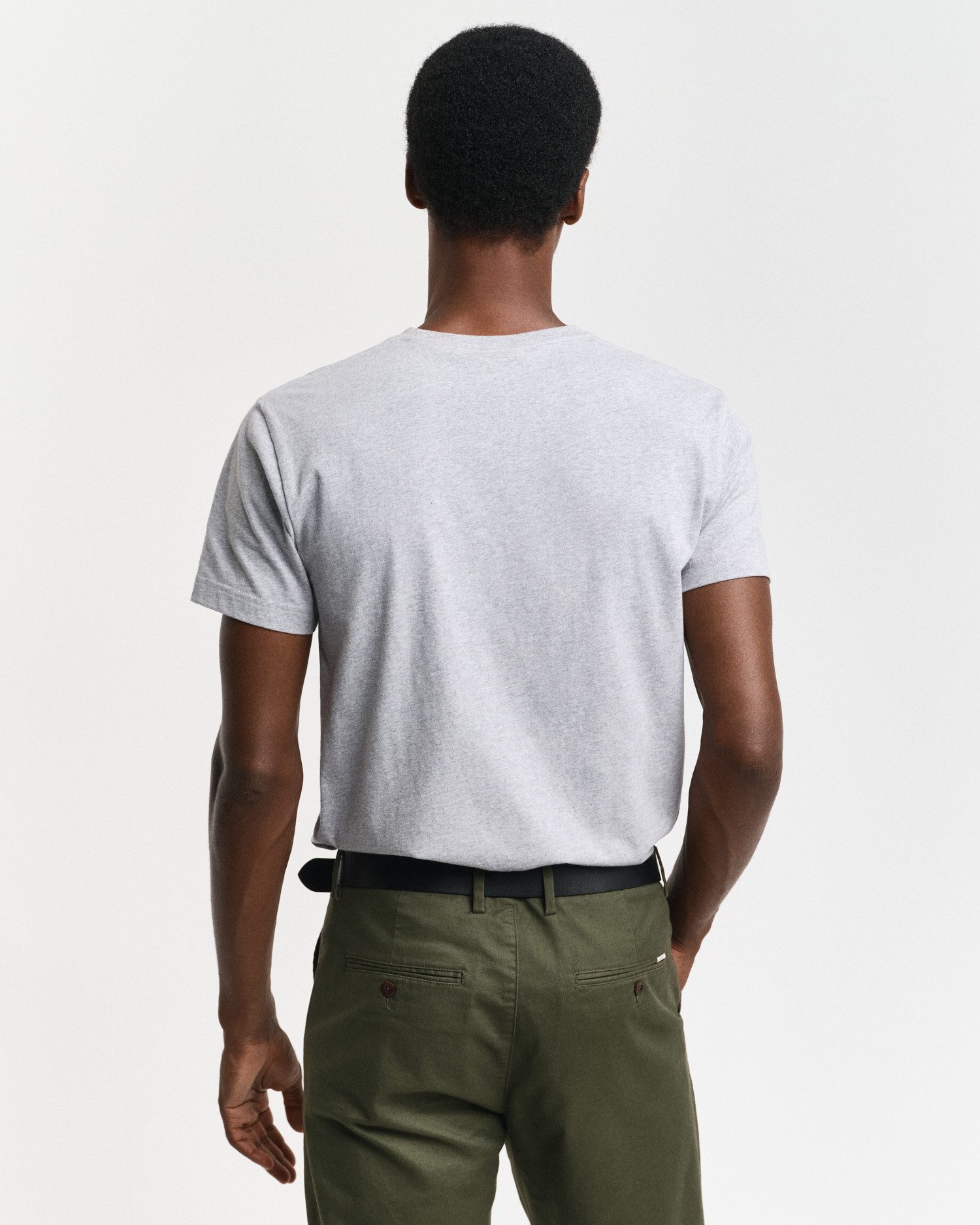 Gant T-shirt SLIM SHIELD V-NECK T-SHIRT met een klein geborduurd logo op de borst