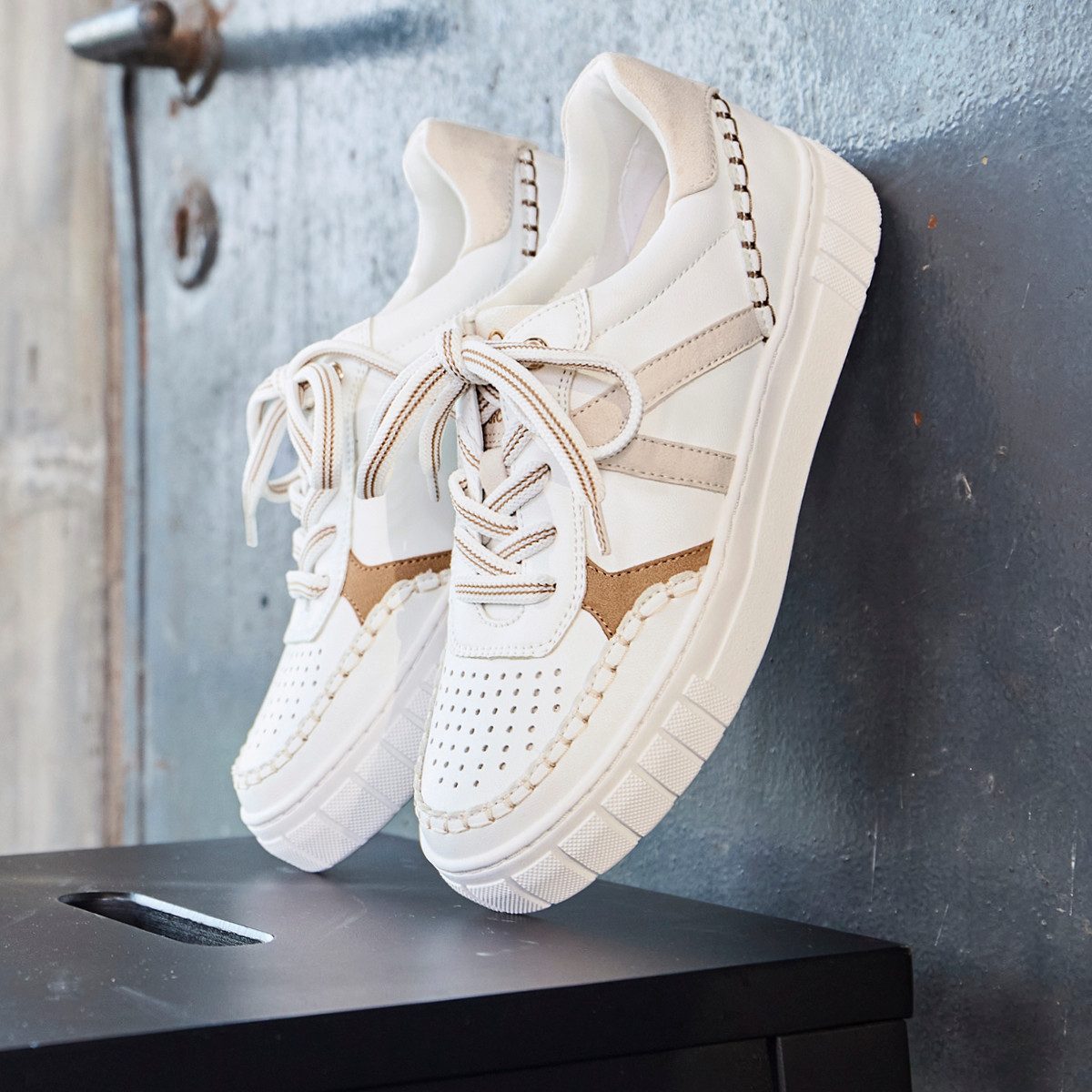Marco Tozzi Plateausneakers , vrijetijdsschoen, lage schoen, veterschoen met onderlegde perforatie