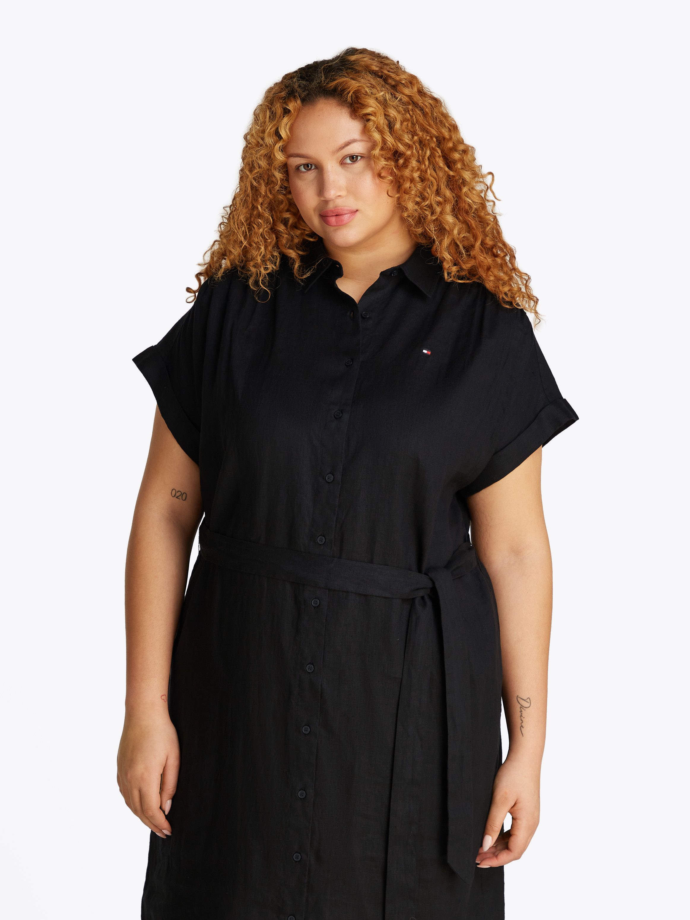 Tommy Hilfiger Curve Midi-jurk CRV ESS LI BELTED S/S MIDI DRESS in grote maten, met riem, logo borduurwerk
