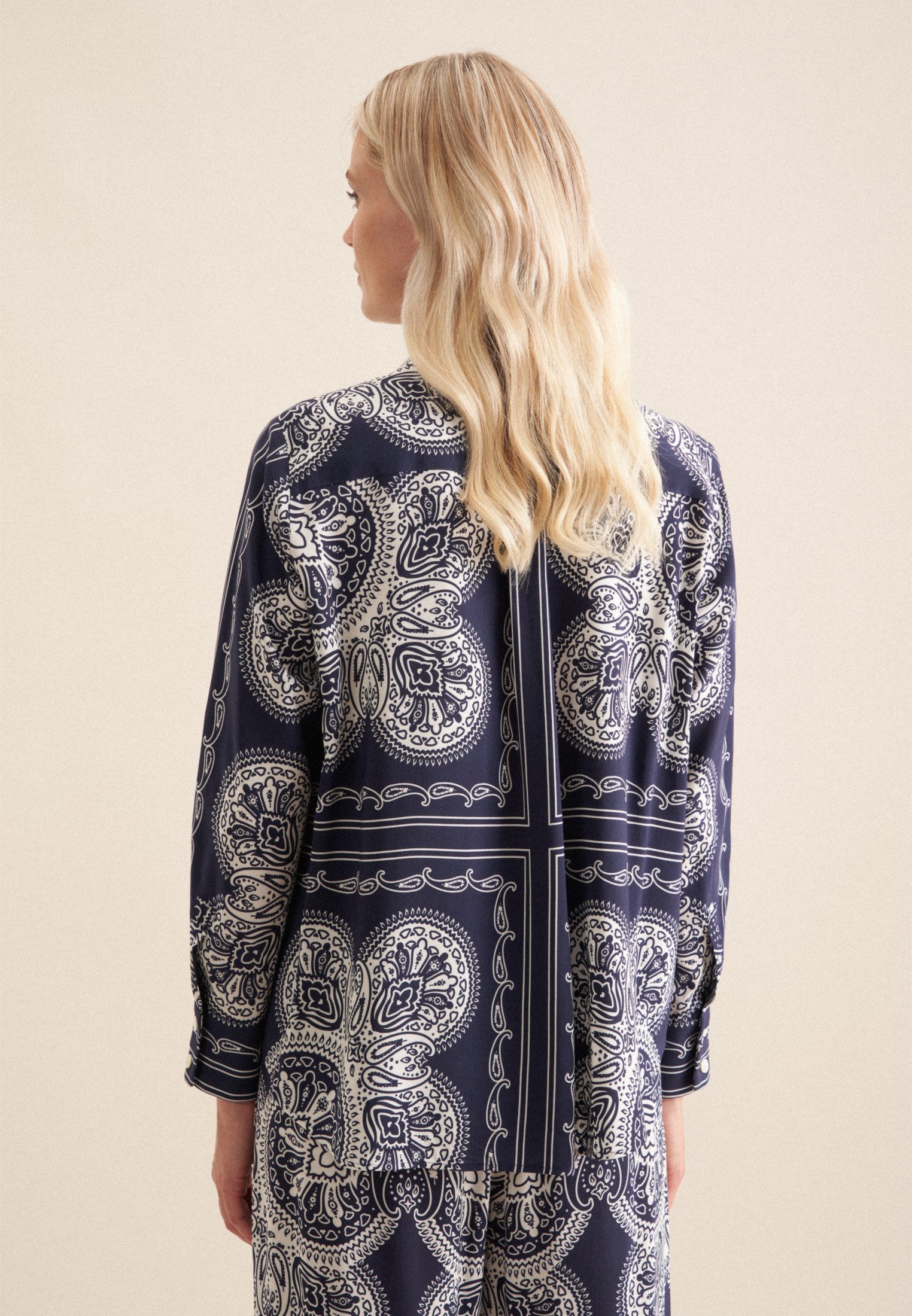 seidensticker Overhemdblouse Zwarte roos Langarm kraag sjaalprint