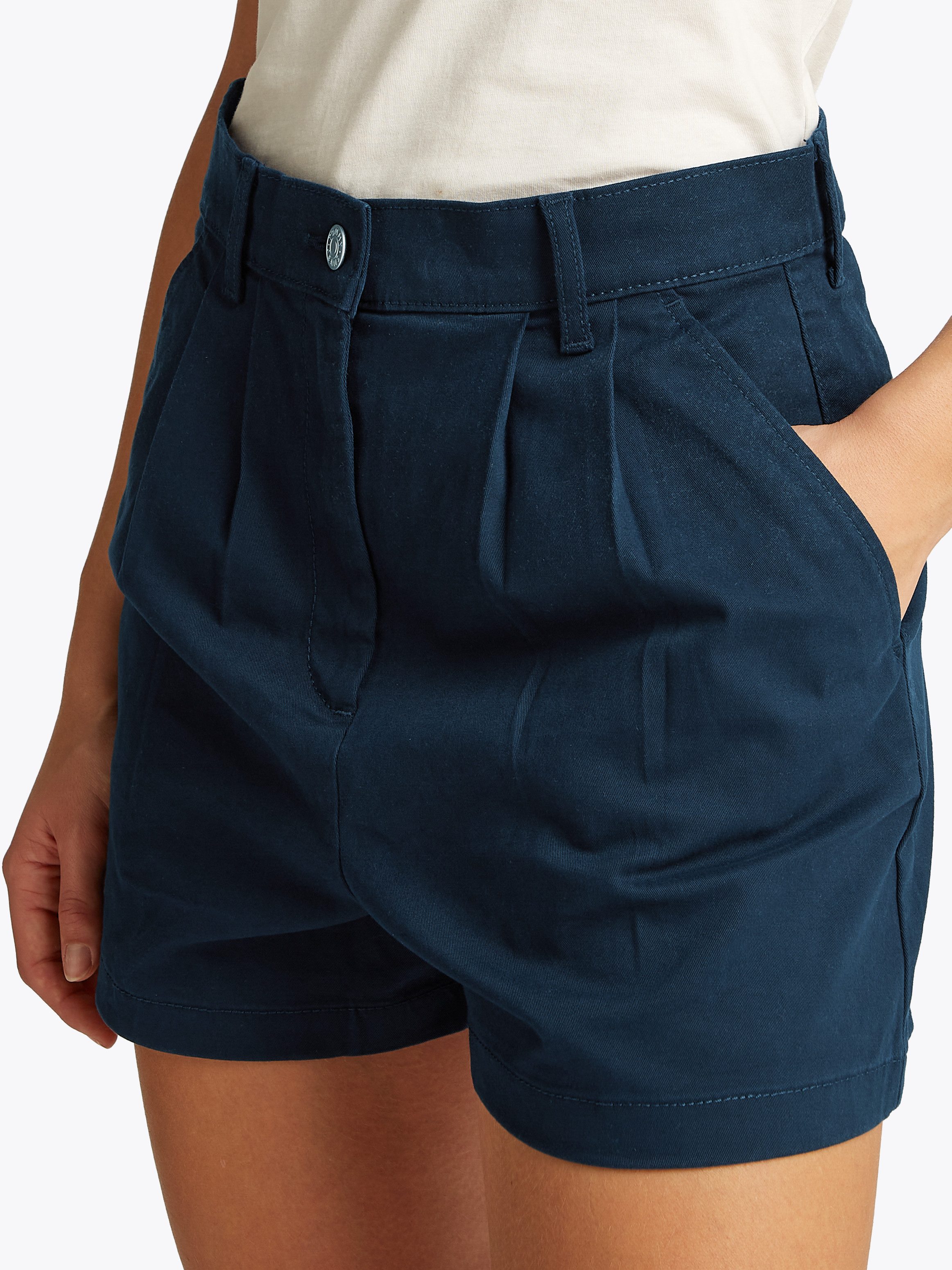TOMMY JEANS Chino-short TJW CLAIRE HR PLEATED SHORT met tailleplooien, met logoborduurwerk
