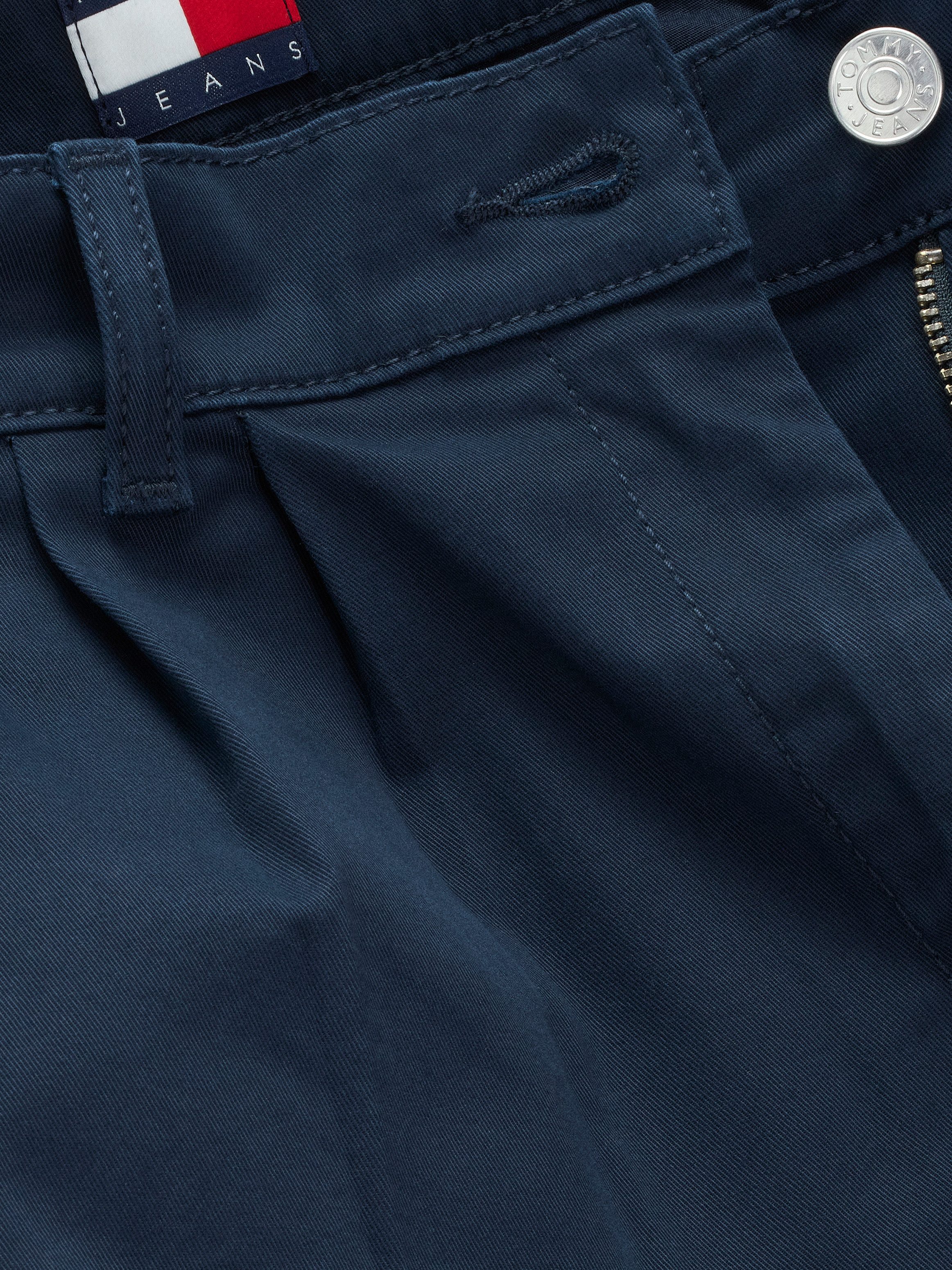 TOMMY JEANS Chino-short TJW CLAIRE HR PLEATED SHORT met tailleplooien, met logoborduurwerk