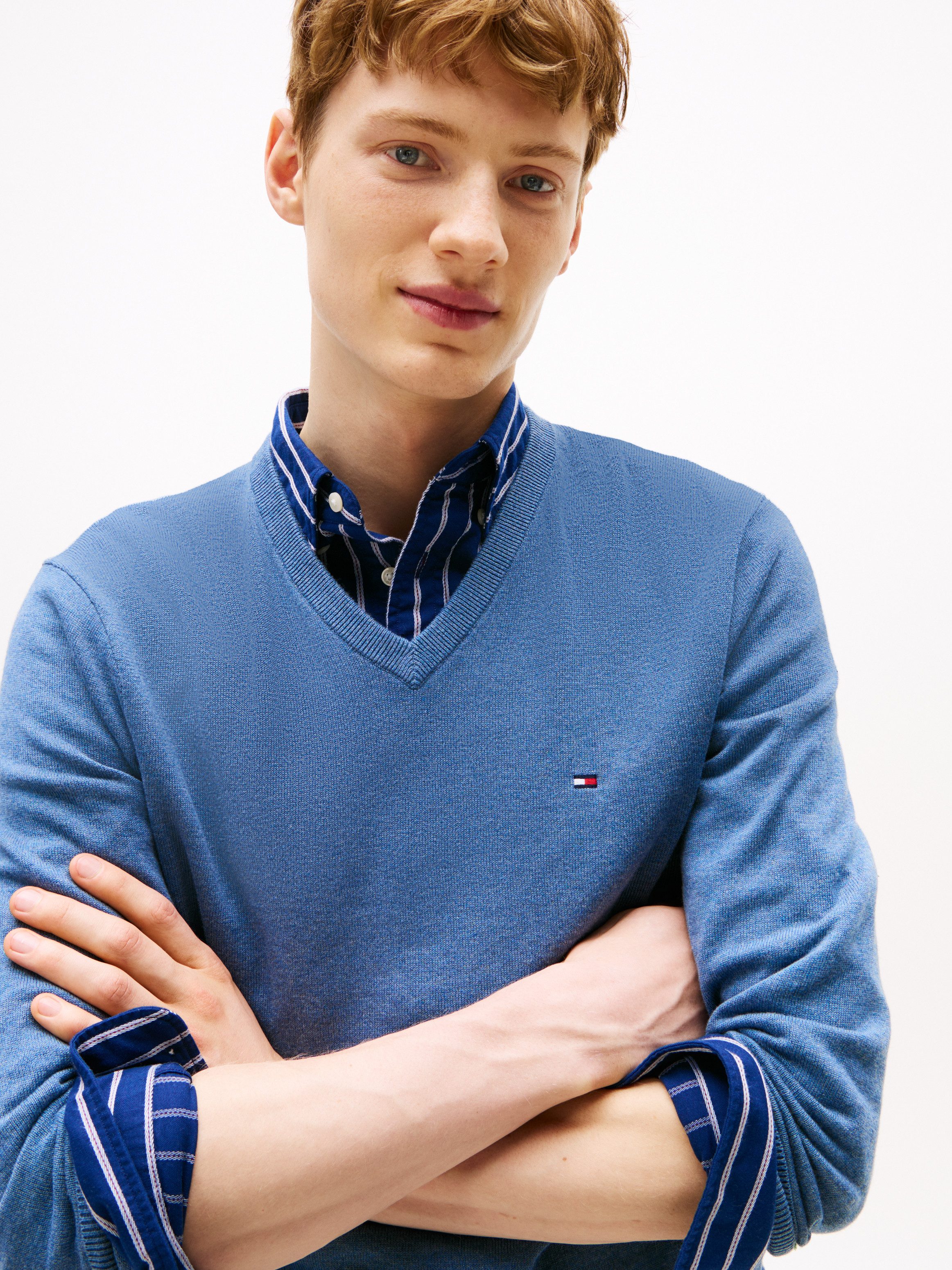 Tommy Hilfiger Gebreide trui ESSENTIAL COTTON V NECK met V-hals en borduursel