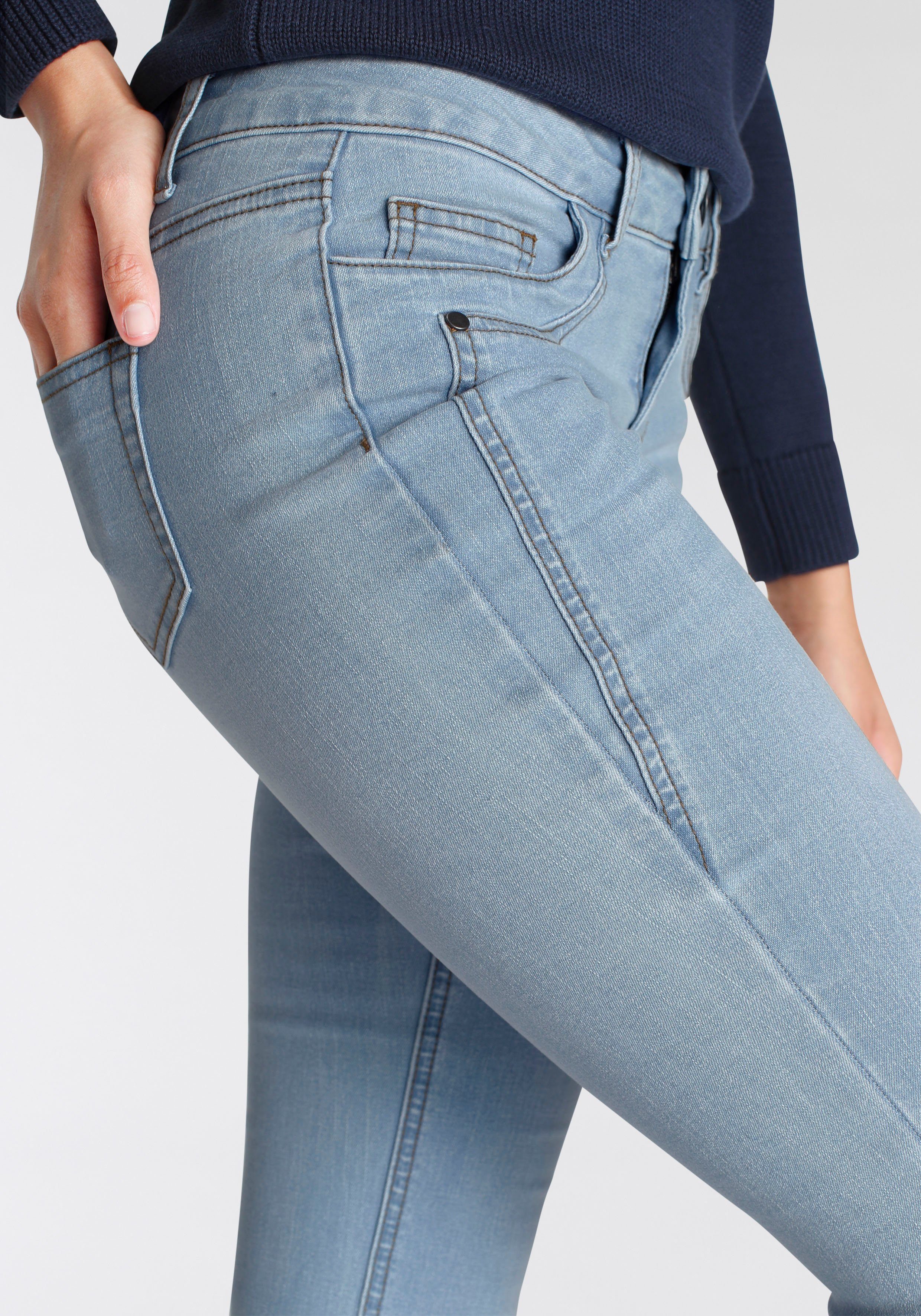 Arizona Bootcut jeans Met geren uitlopende pasvorm, lage taille, elastisch materiaal