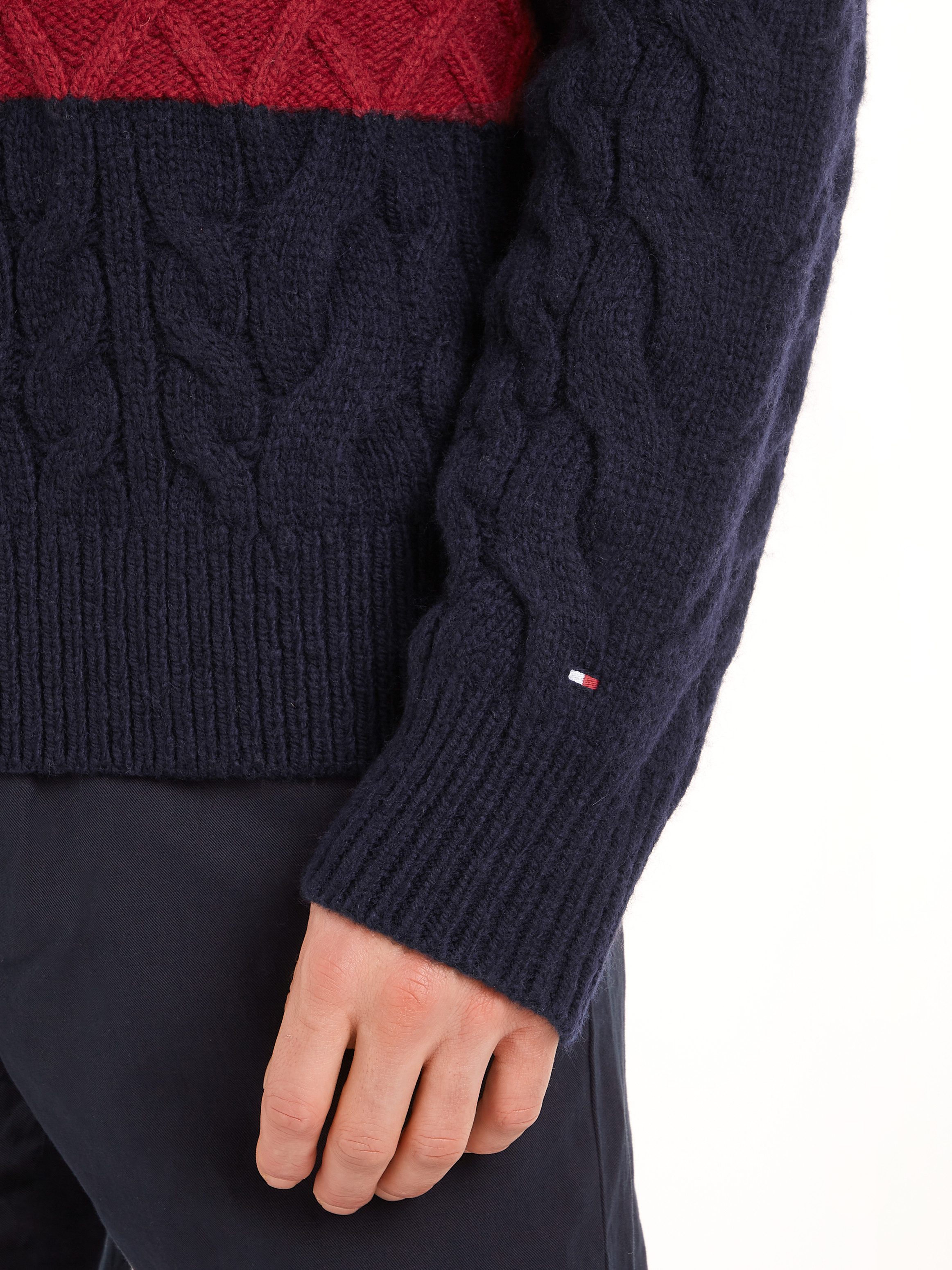 Tommy Hilfiger Trui met ronde hals CABLE FLAG SWEATER met colorblocking-ontwerp aan de voorkant