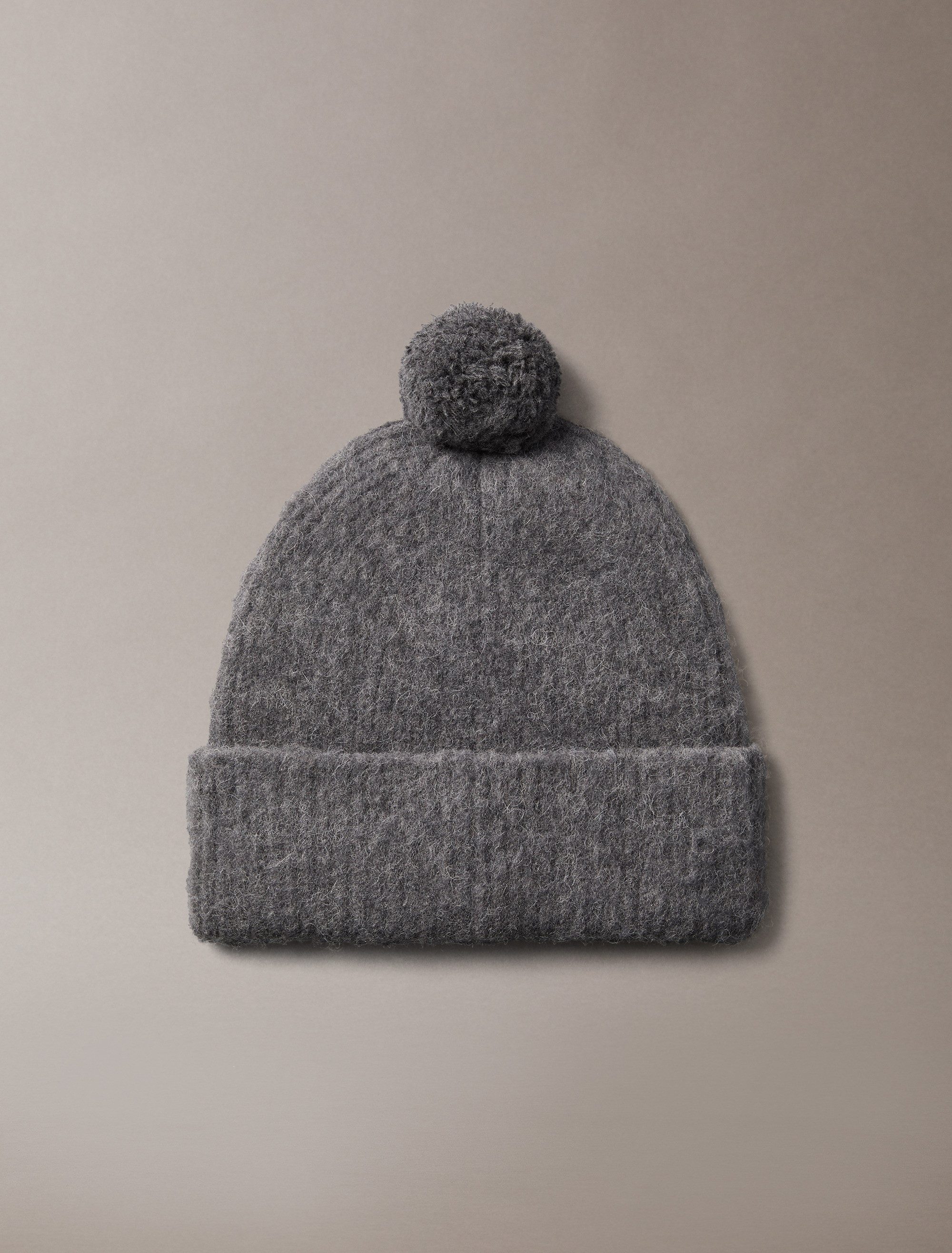 Calvin Klein Pomponmuts EMBLEM BRUSHED POMPOM BEANIE Perfect voor dagelijks gebruik