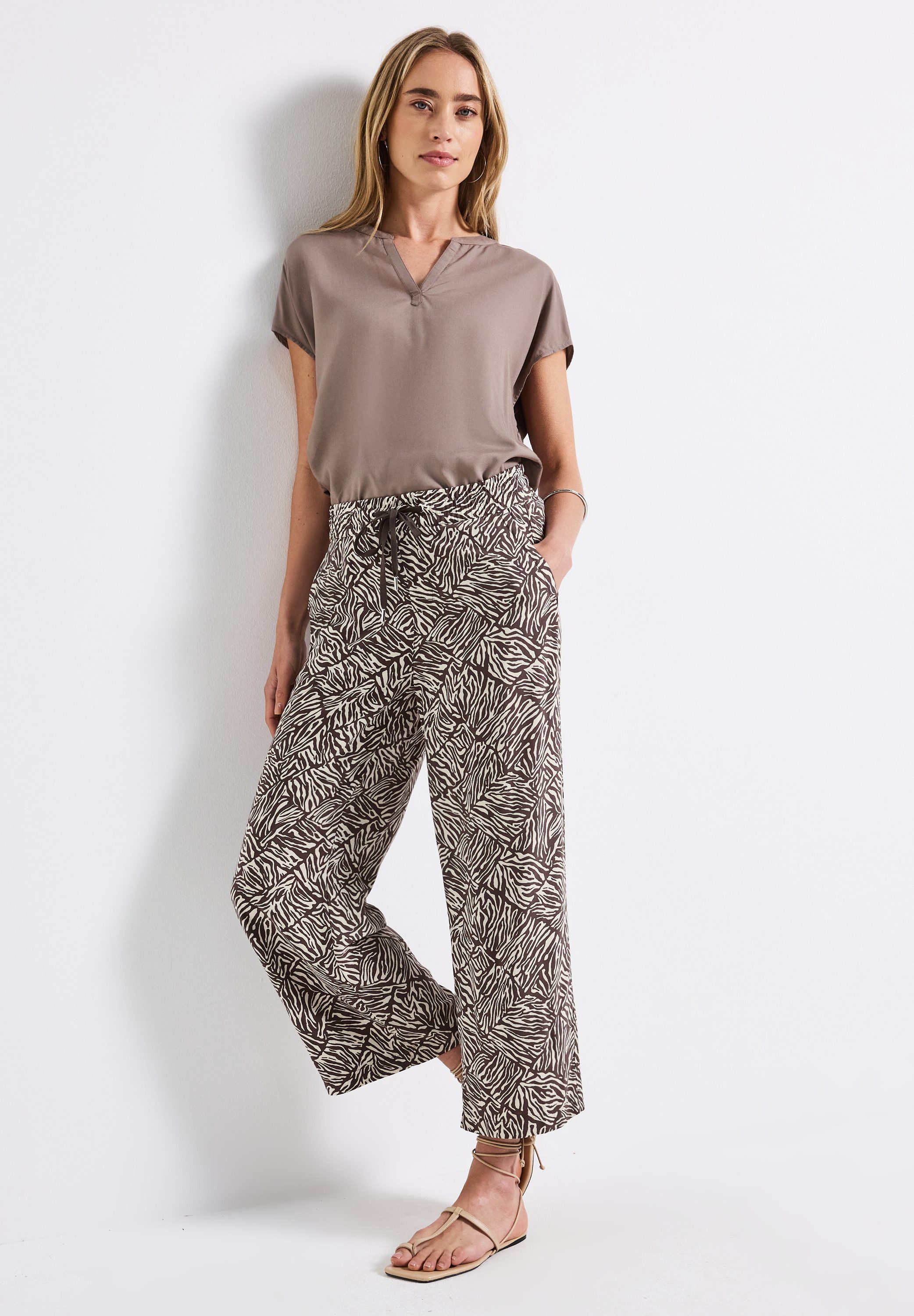 STREET ONE Stoffen broek Style Emee met elastische tailleband en tunnelkoord, met grafisch patroon