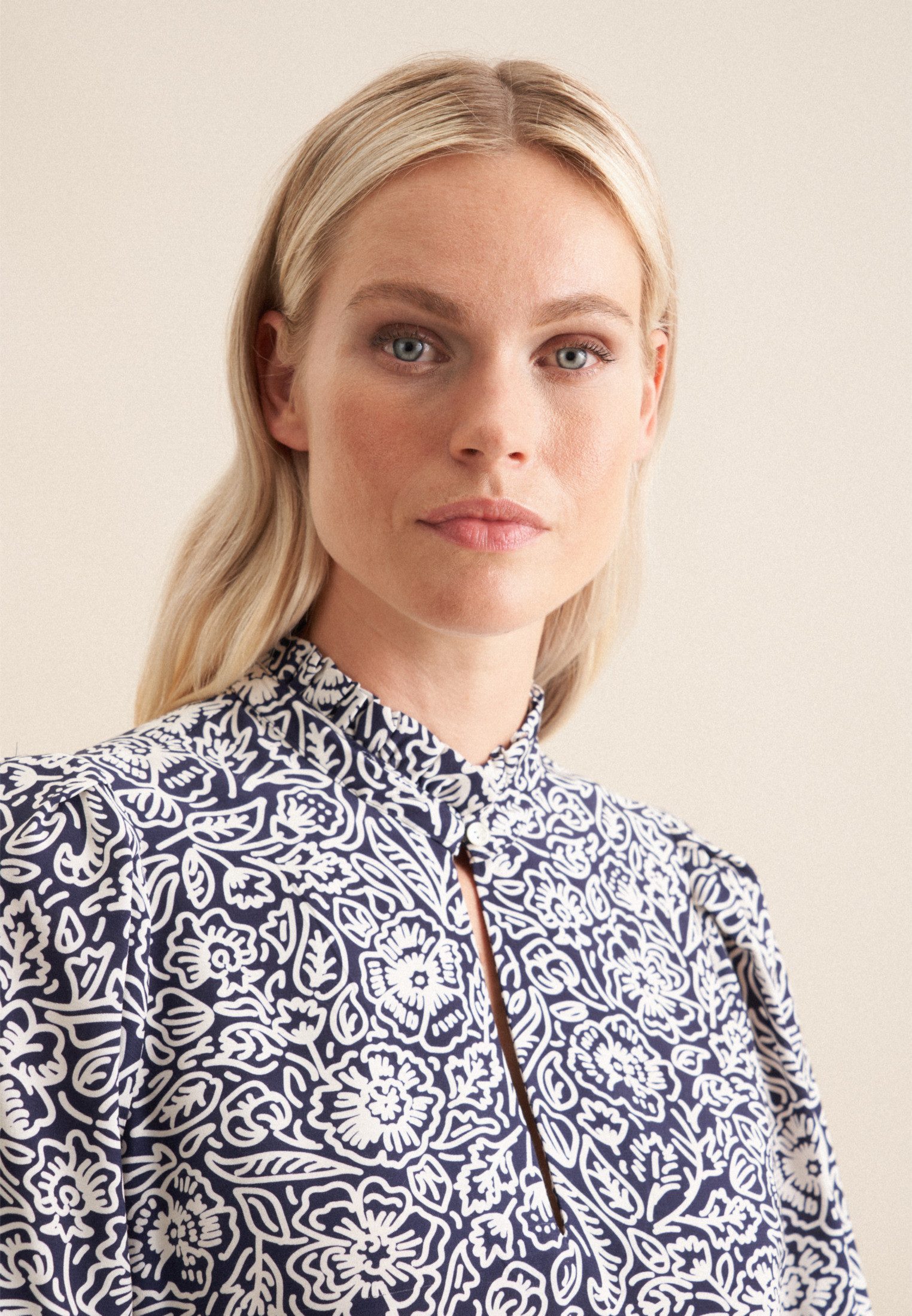 seidensticker Shirtblouse Zwarte roos Korte mouwen ronde hals in bloemmotief