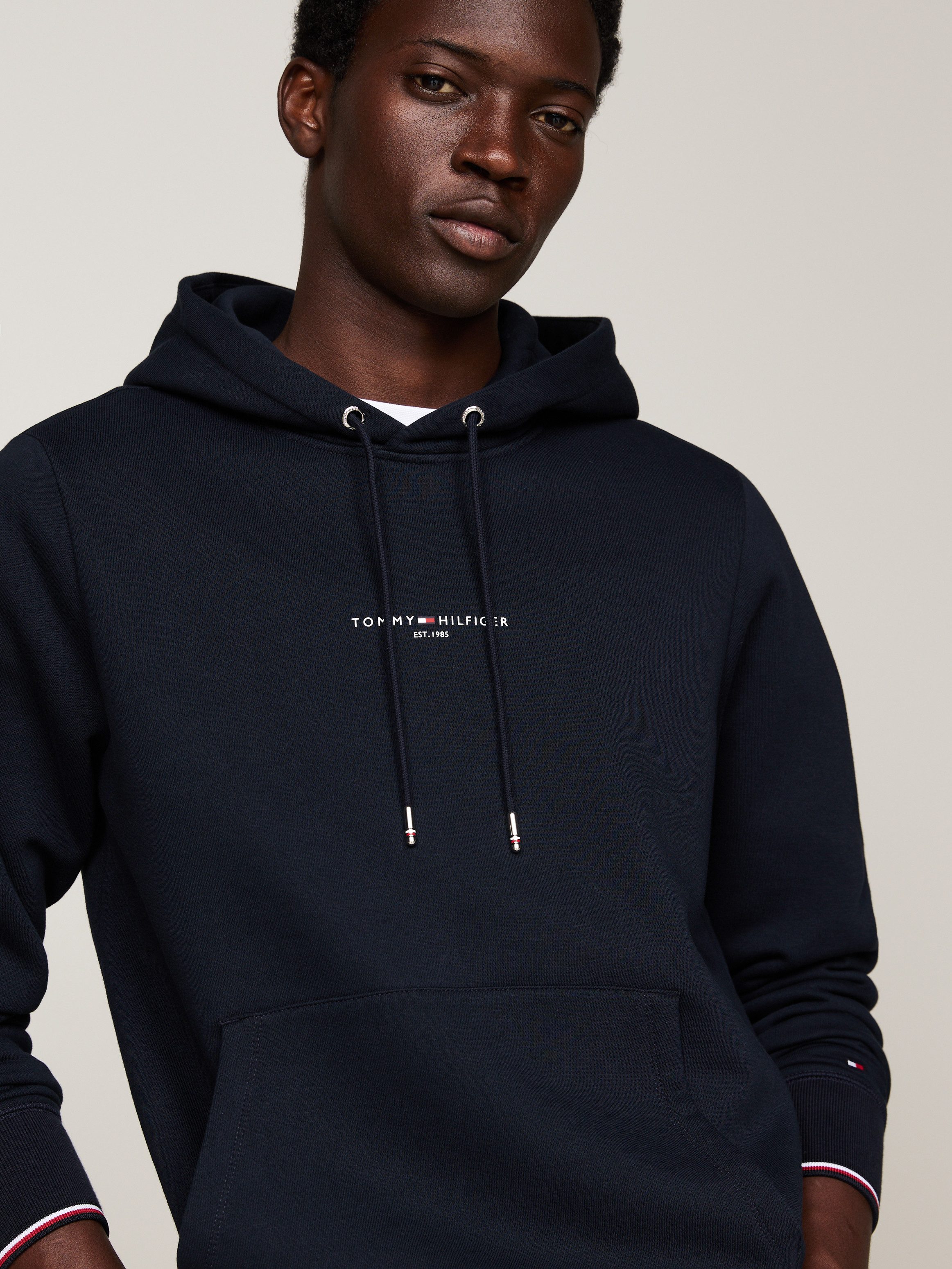 Tommy Hilfiger Hoodie TOMMY LOGO TIPPED HOODY Tommy-Tape binnen aan de halsopening, Vlag-Stiksel op de Mouw