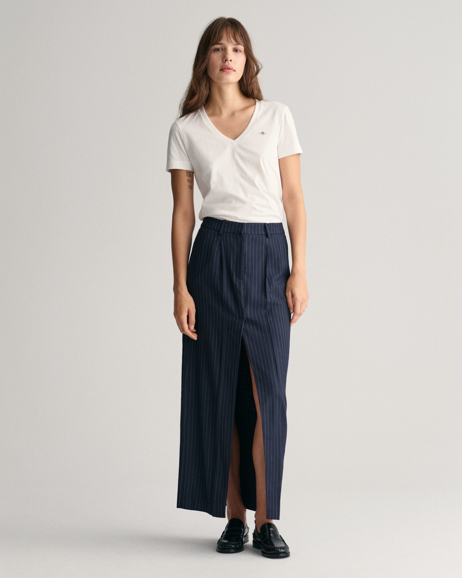 Gant T-shirt REG SHIELD KA V-NECK T-SHIRT met een klein geborduurd logo op de borst