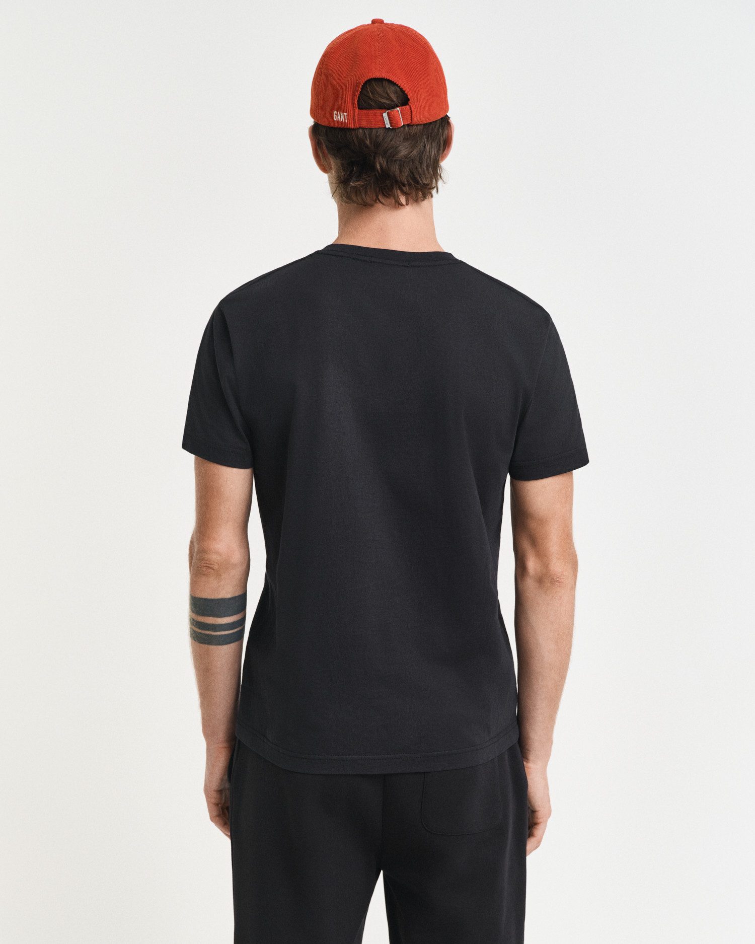 Gant T-shirt SLIM SHIELD V-NECK T-SHIRT met een klein geborduurd logo op de borst