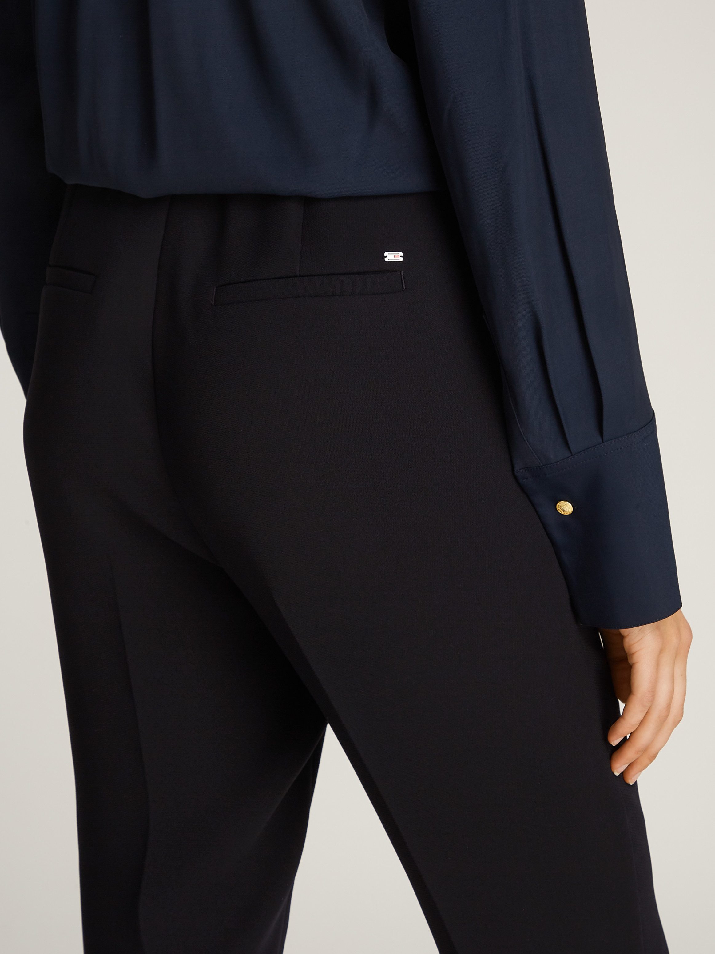 Tommy Hilfiger Geweven broek CREPE SLIM PULL ON PANT met metalen label, strijkvouwen