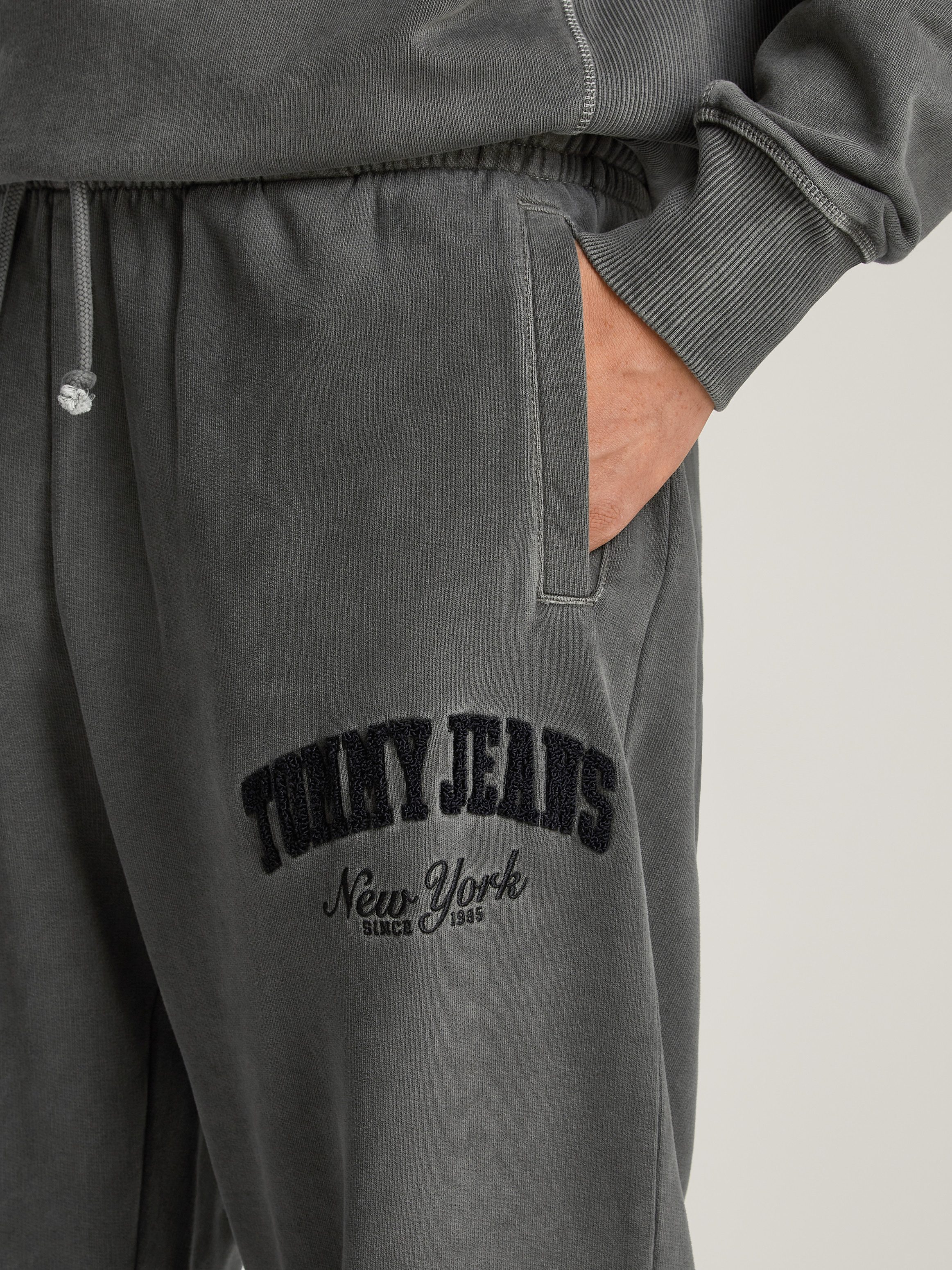 TOMMY JEANS Joggingbroek TJM RLX VINTAGE VARSITY JOGGER