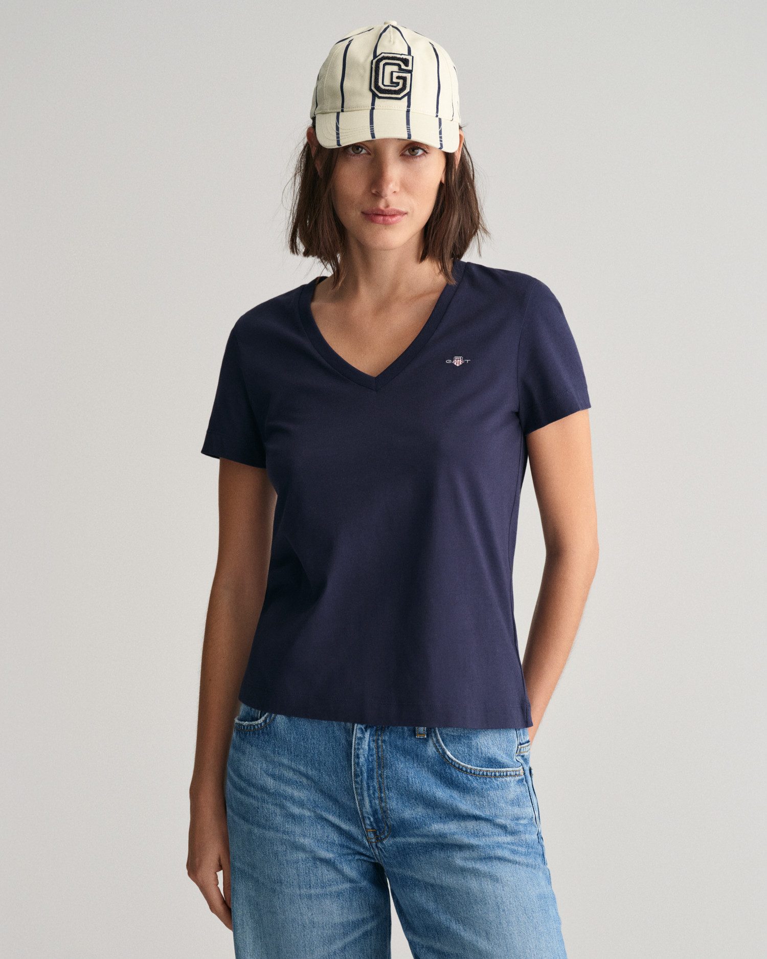 Gant T-shirt REG SHIELD KA V-NECK T-SHIRT met een klein geborduurd logo op de borst