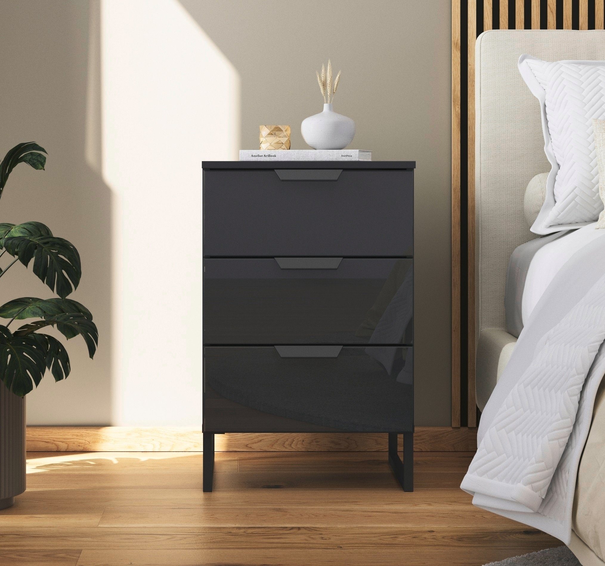 rauch Nachtkastje Modern by Aditio met glazen front en beugelpoot, 3 laden met soft-closefunctie