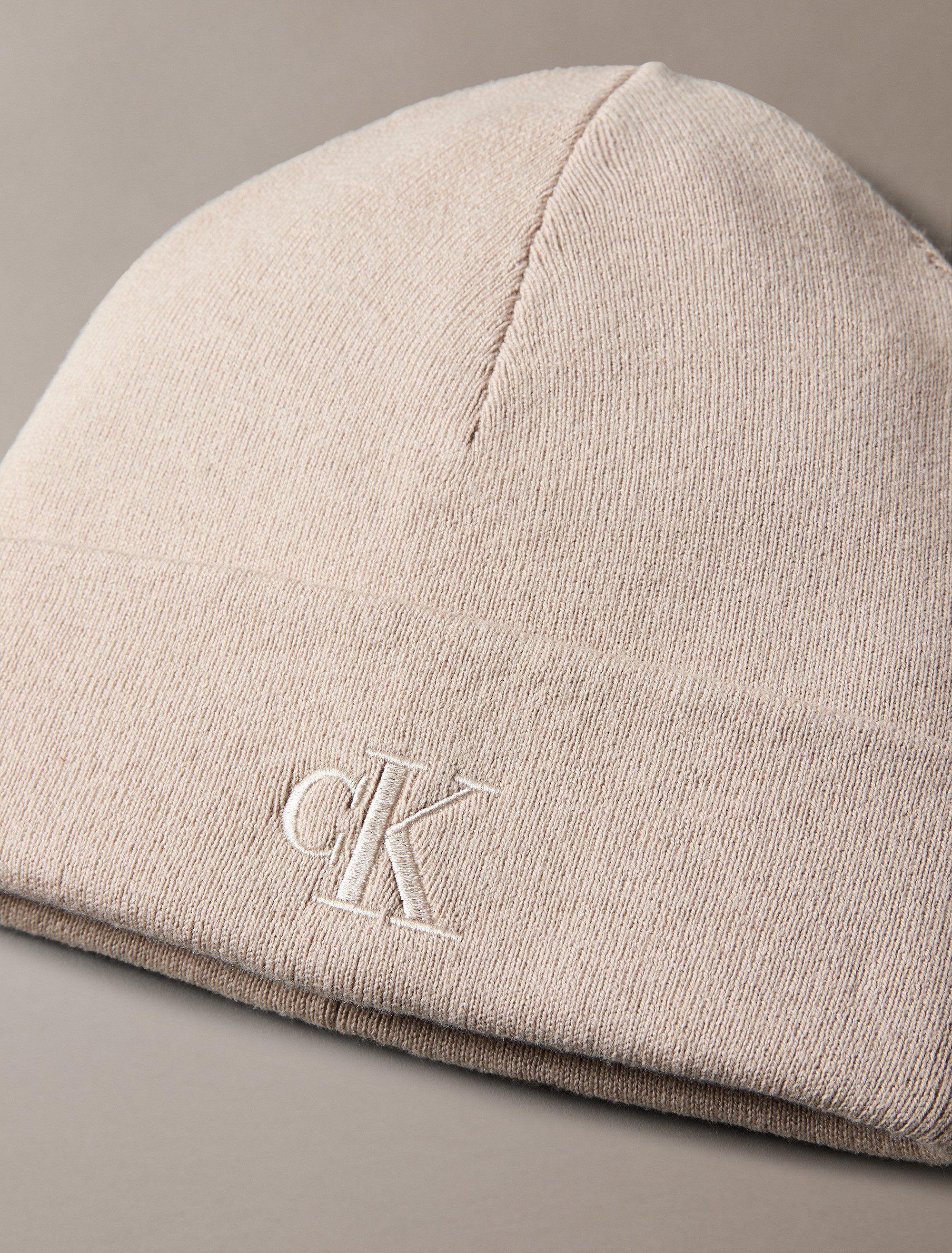 Calvin Klein Gebreide muts CK FINE RIB BEANIE