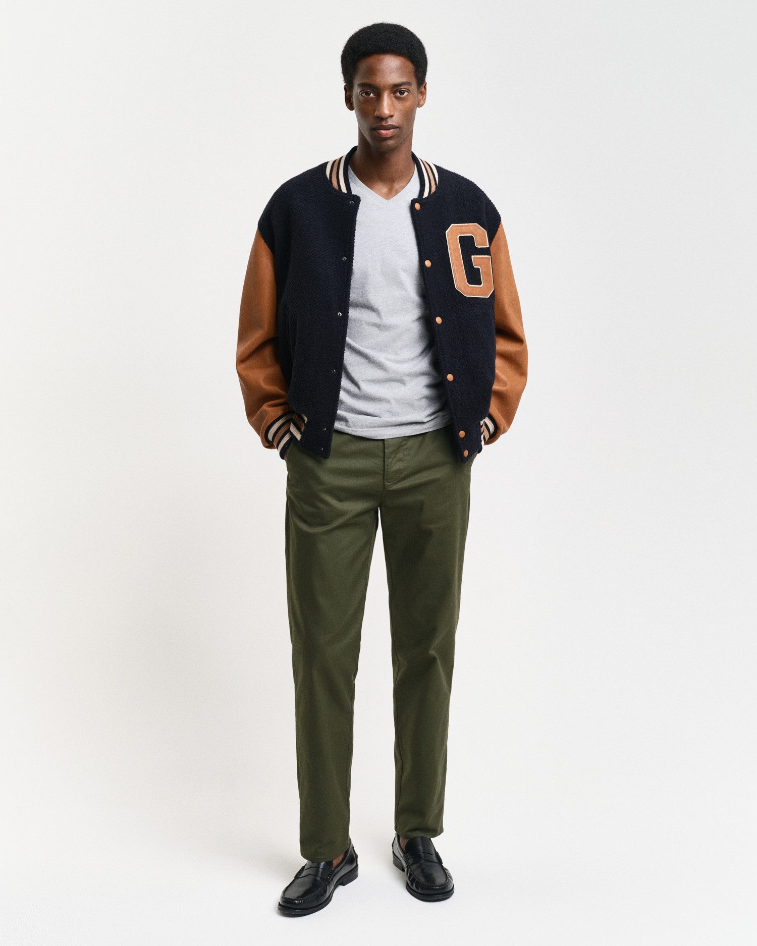Gant T-shirt SLIM SHIELD V-NECK T-SHIRT met een klein geborduurd logo op de borst