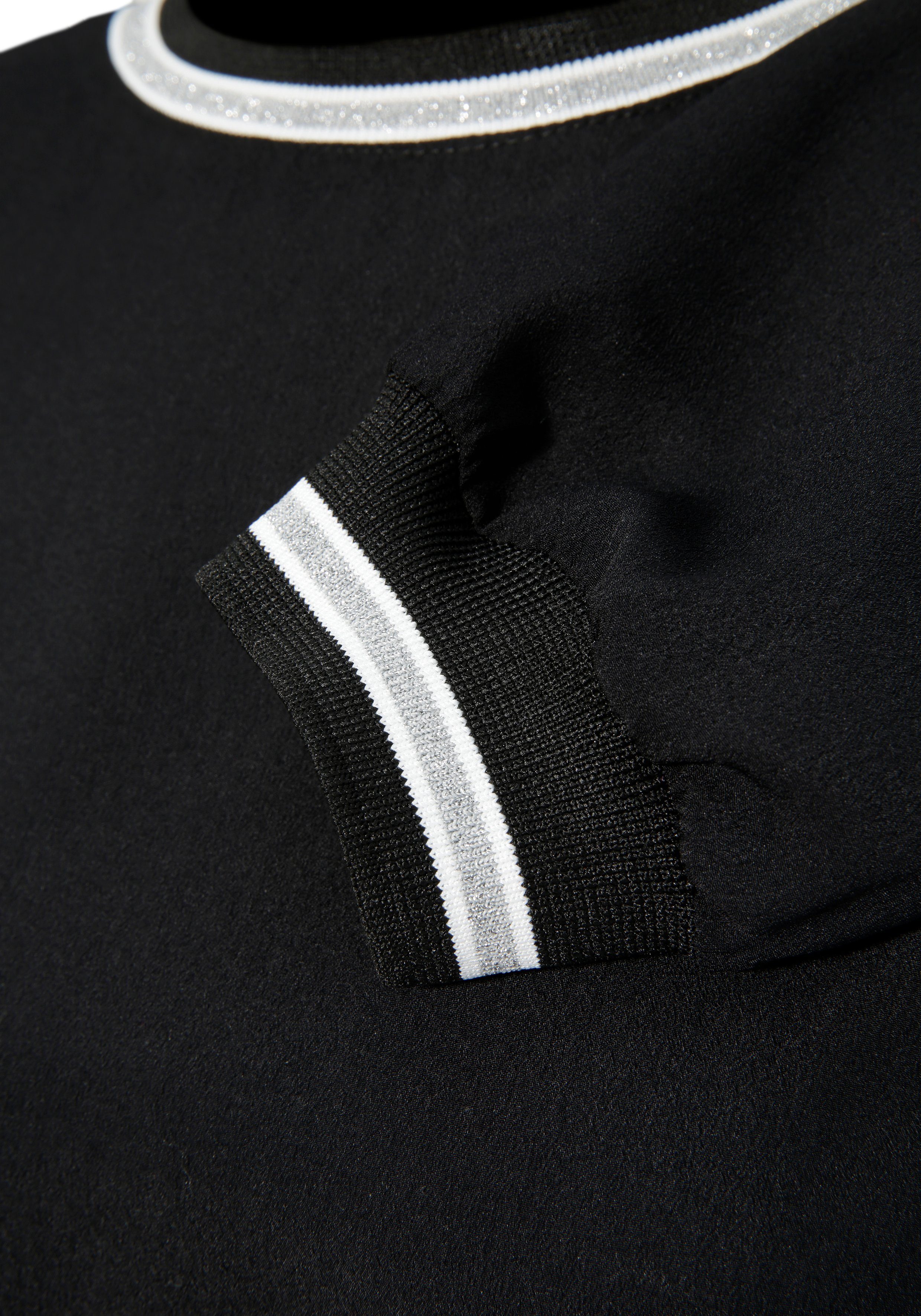 Laura Scott Blouse zonder sluiting met contrasterende band van glansgaren