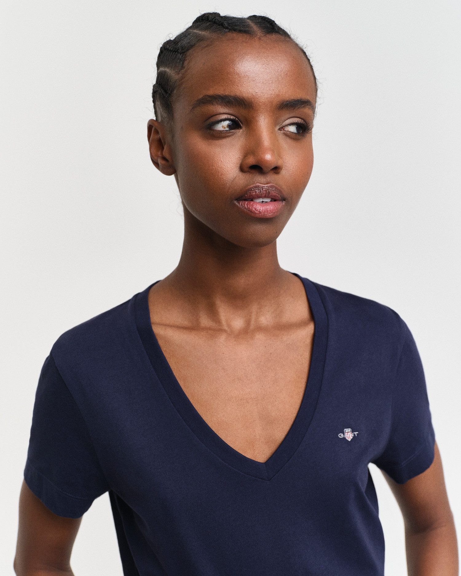 Gant T-shirt REG SHIELD KA V-NECK T-SHIRT met een klein geborduurd logo op de borst