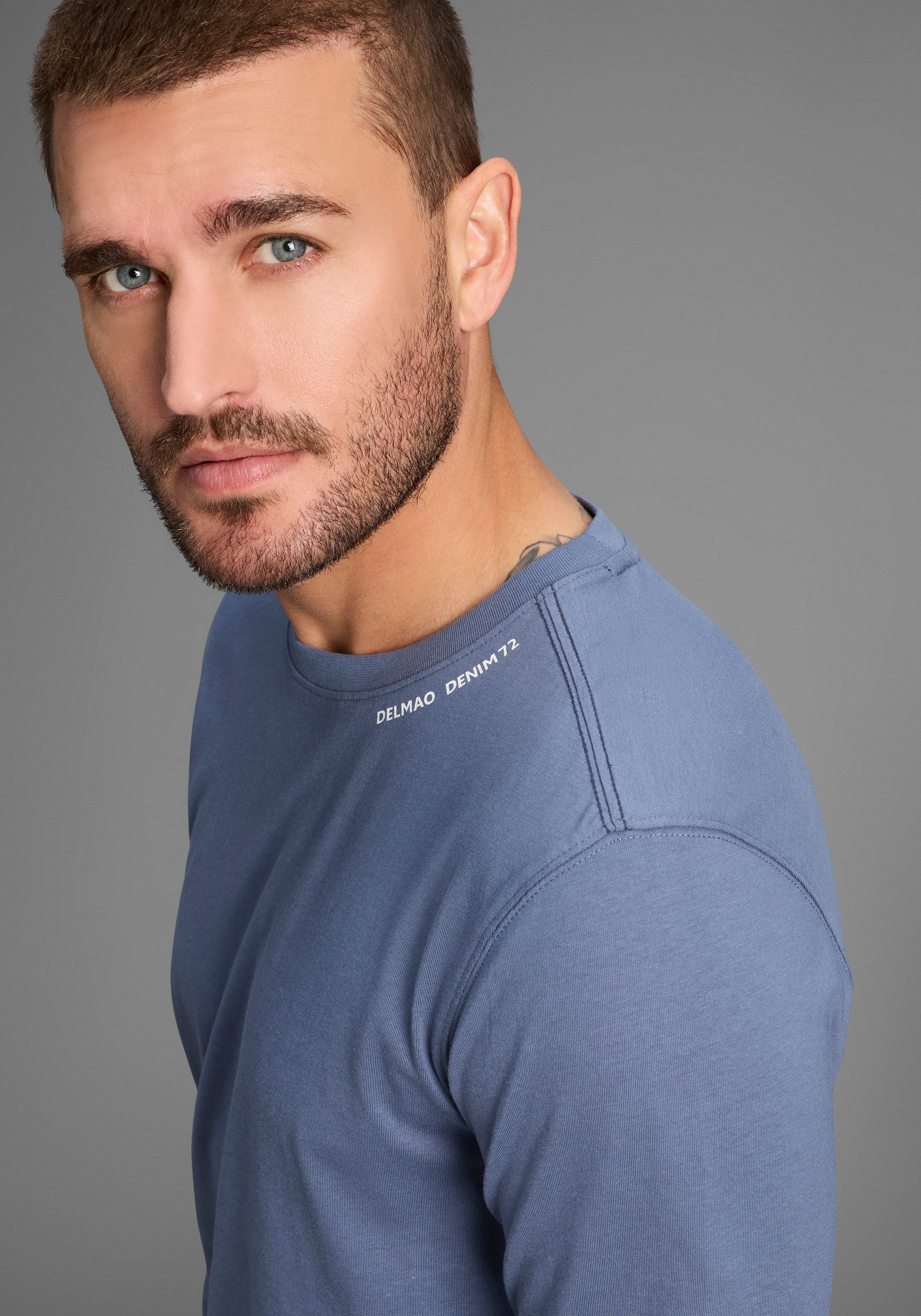 DELMAO Shirt met ronde hals smal gesneden, met print, van 100% katoen