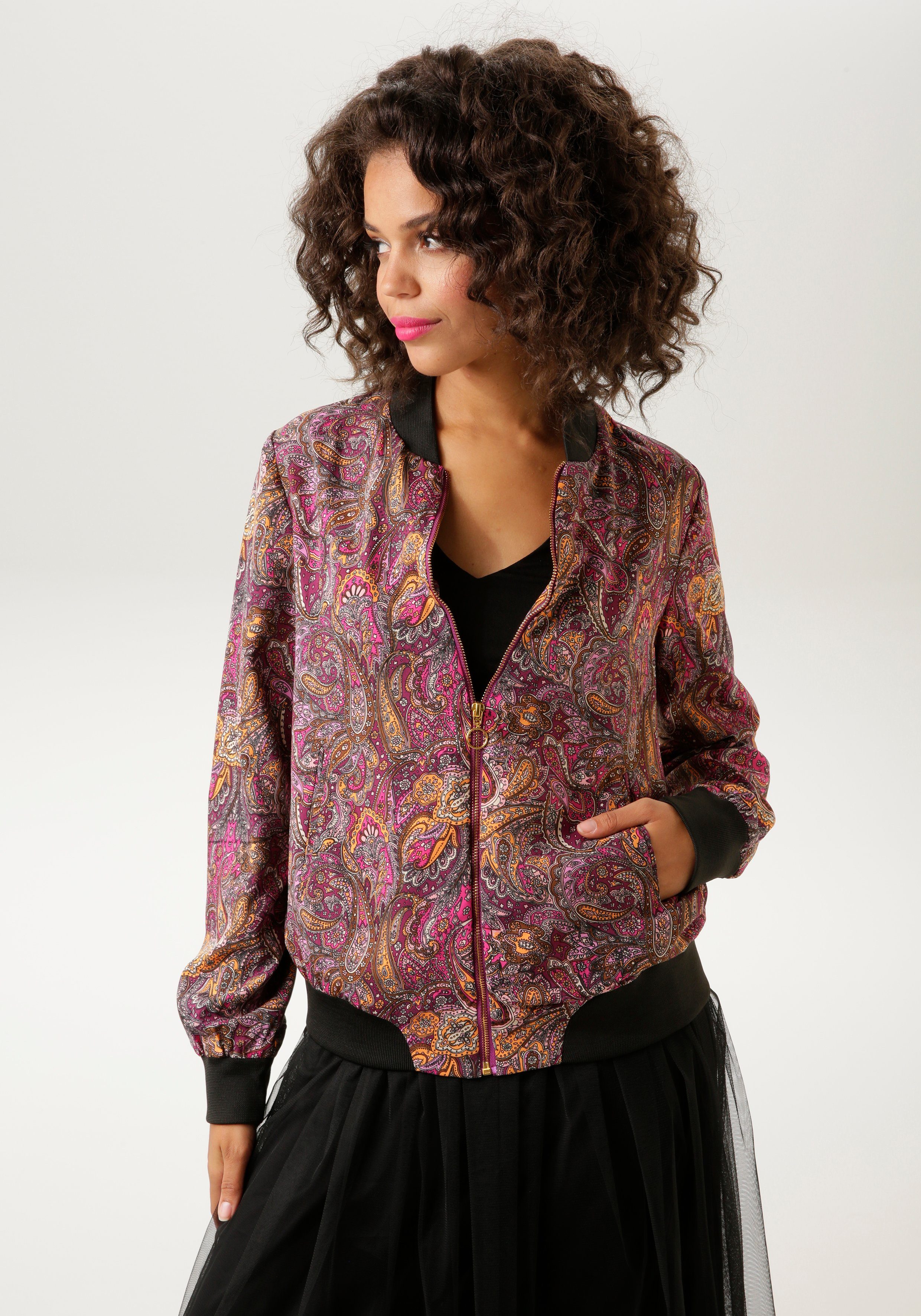 Aniston CASUAL Blouson met kleurharmonisch, speels paisley-motief