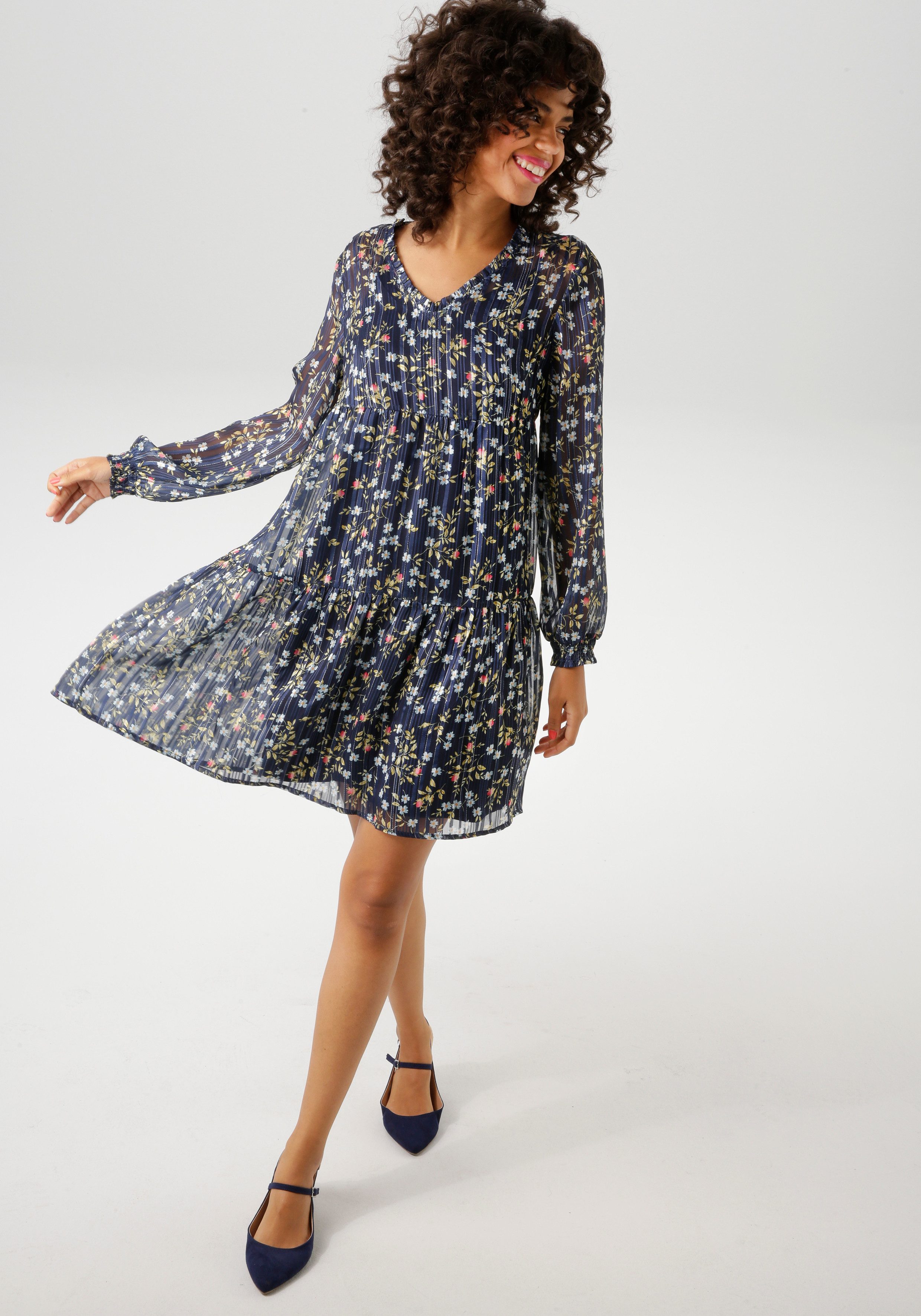Aniston CASUAL Mini-jurk met glanzdraden versierde bloemenprint (Met jersey onderjurk)