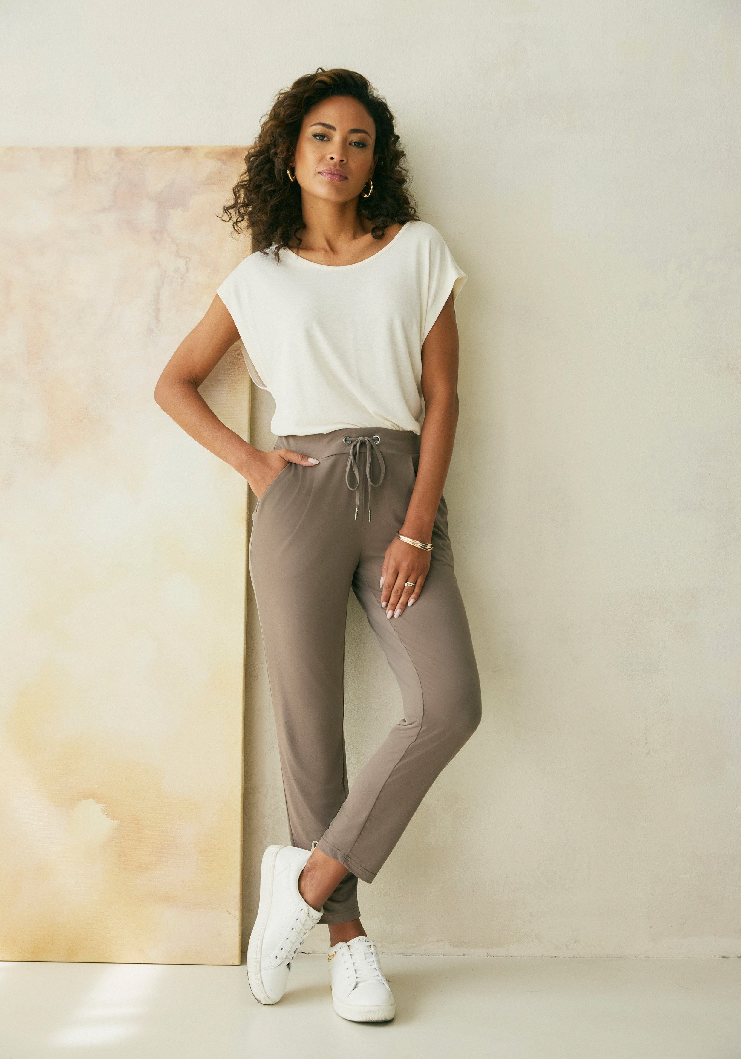 Lascana Comfortbroek van gladde jerseykwaliteit, lichte zomerbroek met zakken, kreukvrij