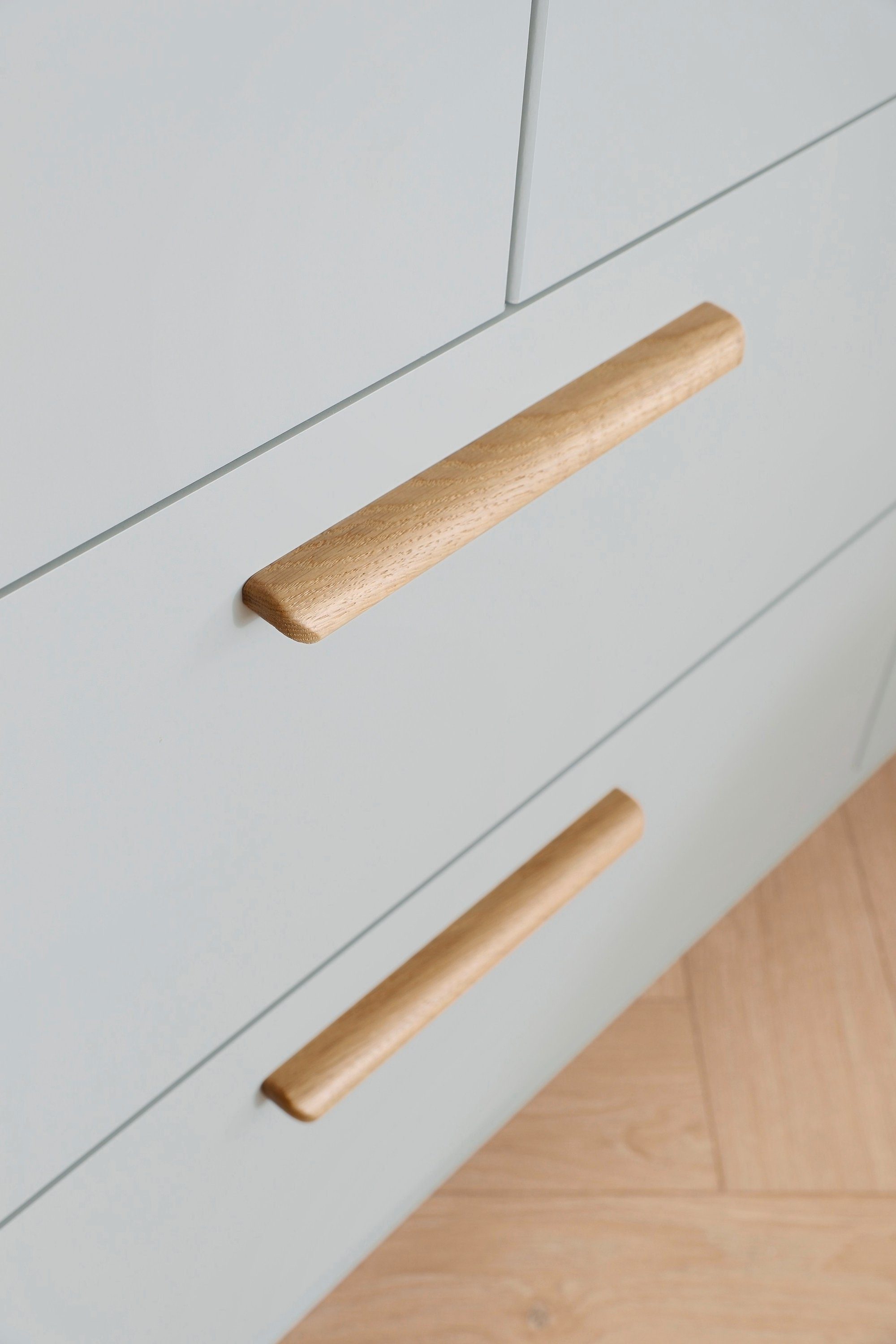 rauch Kledingkast Skandi by Quadra Spin Slaapkamerkast in landelijke stijl met massief houten grepen, met laden en spiegel