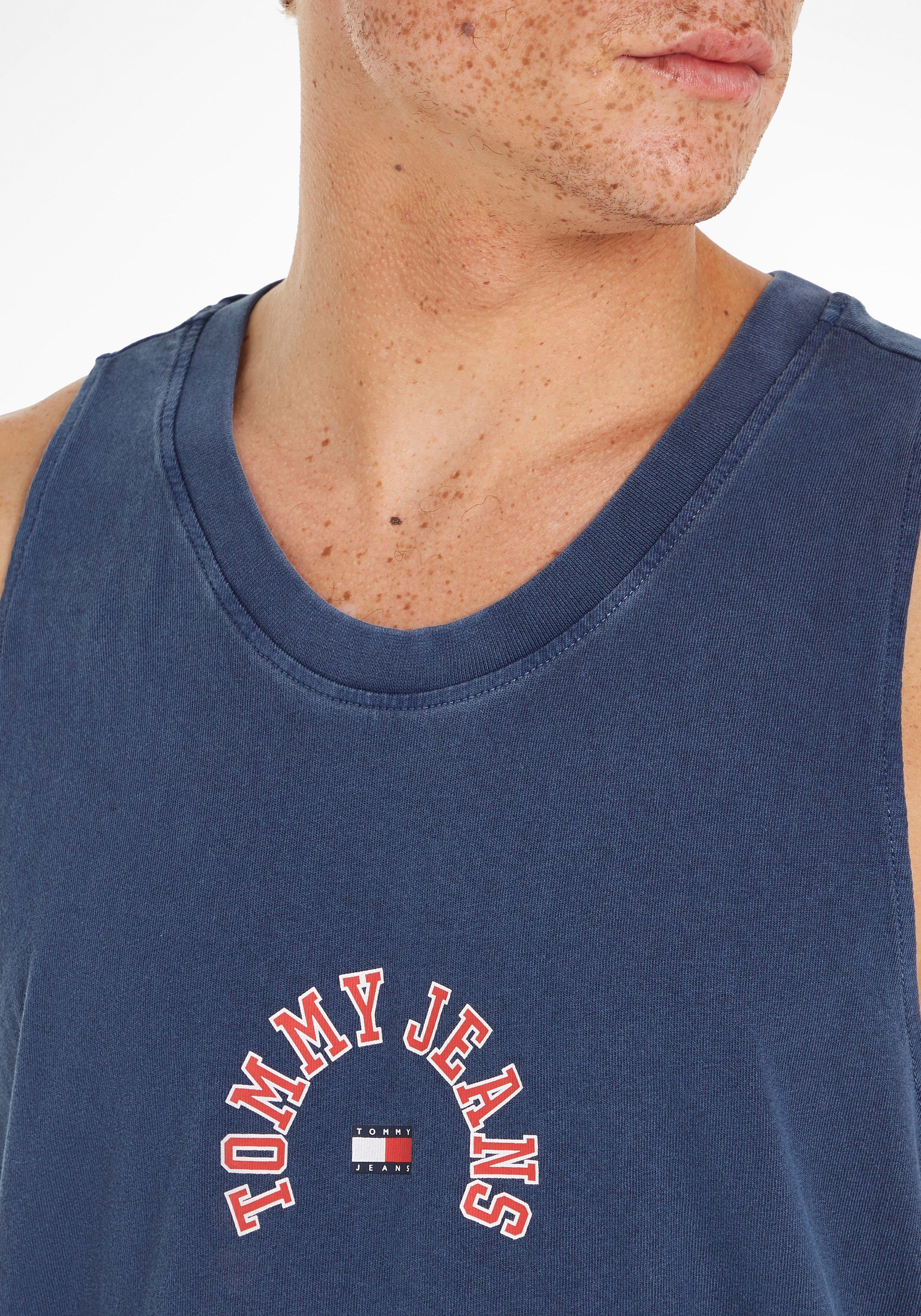 TOMMY JEANS Muscle-shirt TJM CURVED TJ COLLEGE TANK TOP
