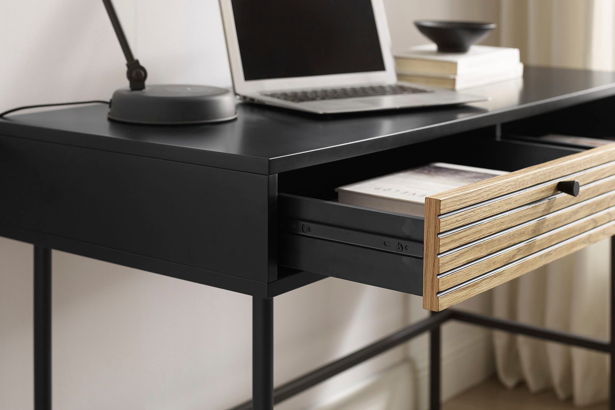 SalesFever Bureau in scandi design, sidetable