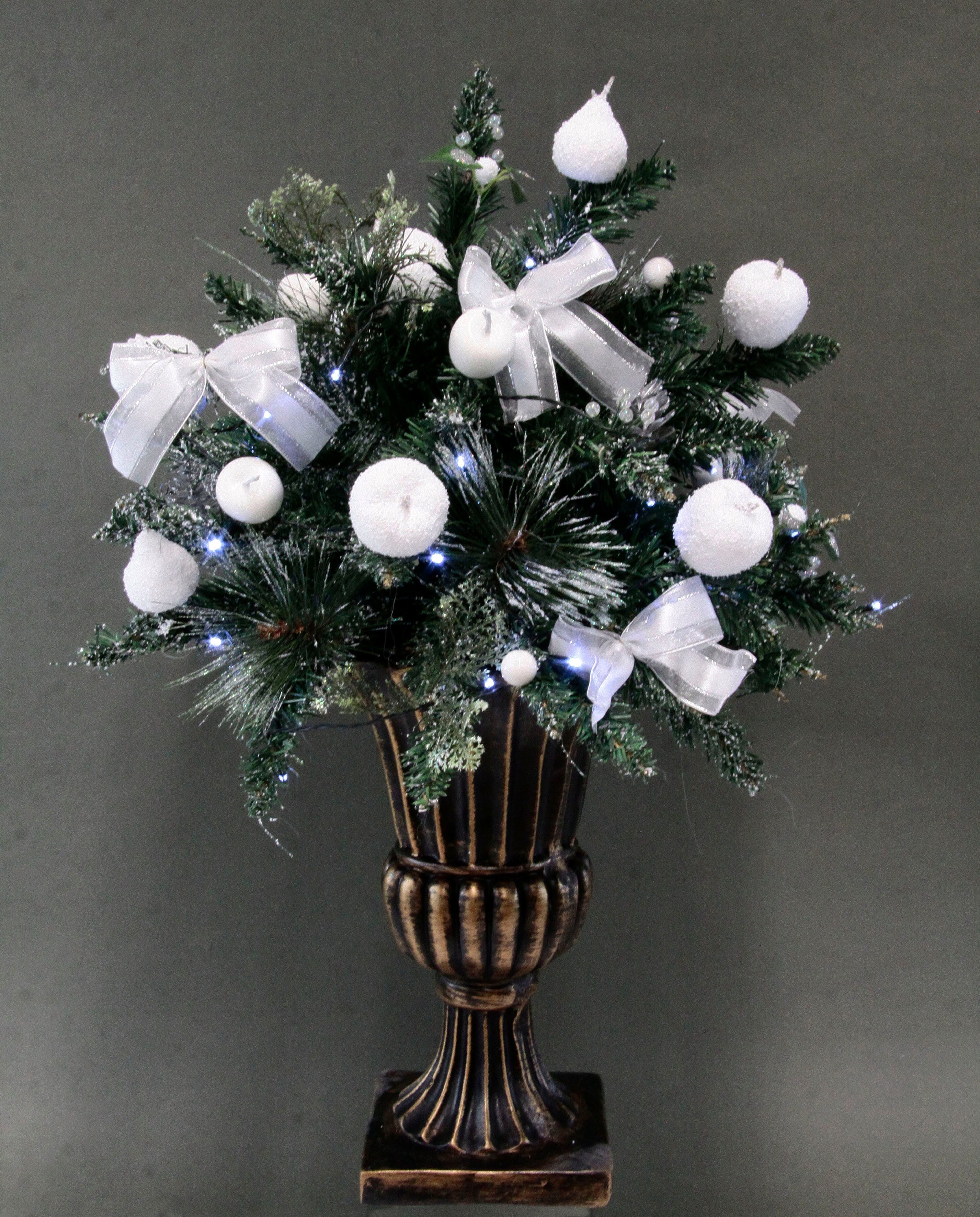 I.GE.A. Winterse kunstplant Kunstmatige kerstboom, kerstdecoratie, kunstboom besneeuwd, met appels, bessen en strikken, trofee van polyresin, 74 cm (1 stuk)